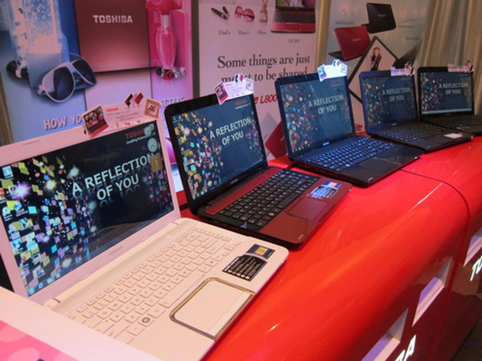 Getting an affordable notebook doesn't mean settling for an ugly and colorless notebook, says Toshiba with its L800 and C800 series notebooks. 