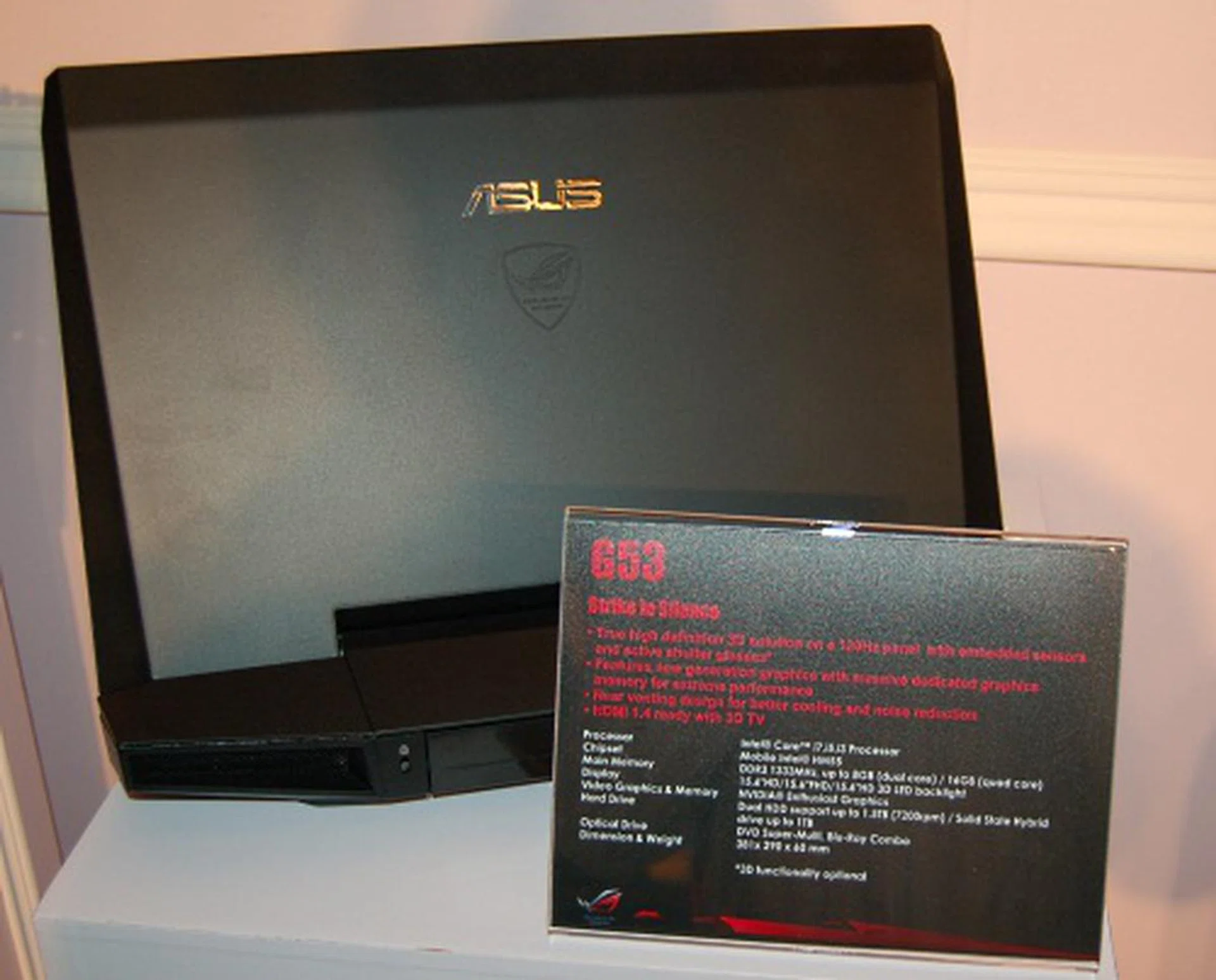It's not all about the tablets though. We saw this new Republic of Gamers G53 notebook that should leave gamers drooling. It's 3D capable thanks to its 120Hz display, with HDMI 1.4 support (so it's ready for 3D TV from NVIDIA) and uses a Intel Core processor. No word exactly on what's the 'Enthusiast class NVIDIA GPU' used, but we're betting it's heavy duty. 