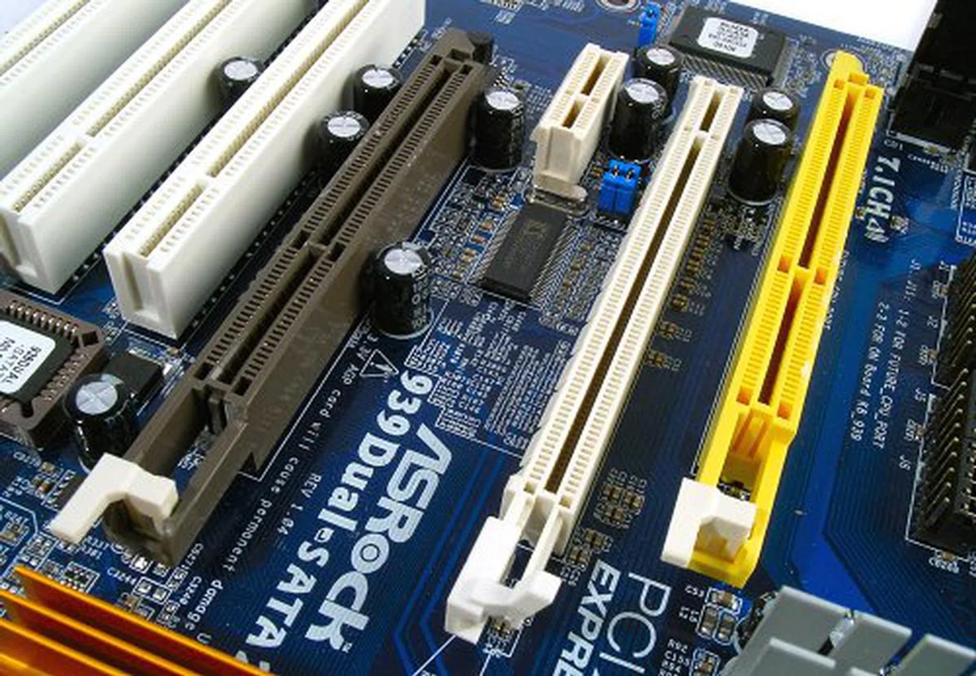 Full speed AGP 8X slot, one PCIe x16 as well as a mystery yellow slot. AGP SLI? Not likely!