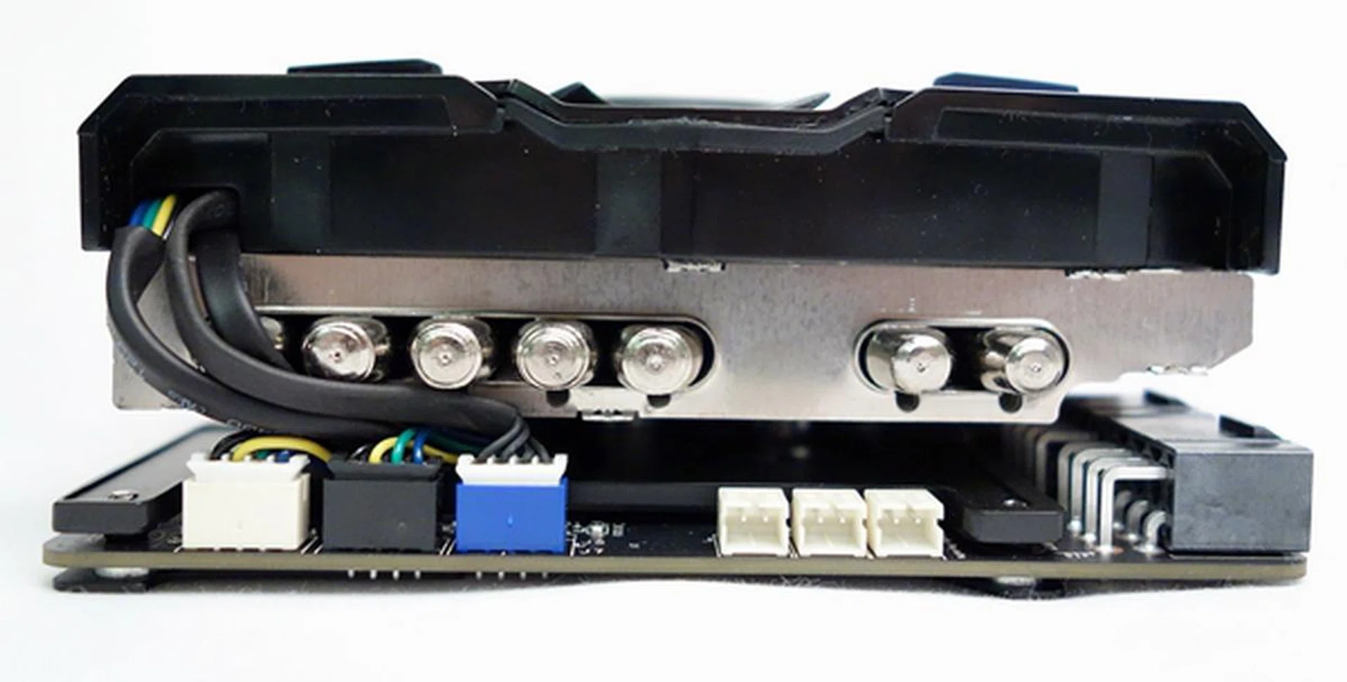 From this viewing angle, we can see the seven 8mm heatpipes; the first from the left is hidden by the power cables. Located at the edge of the card's PCB, there are three voltage reading points.
