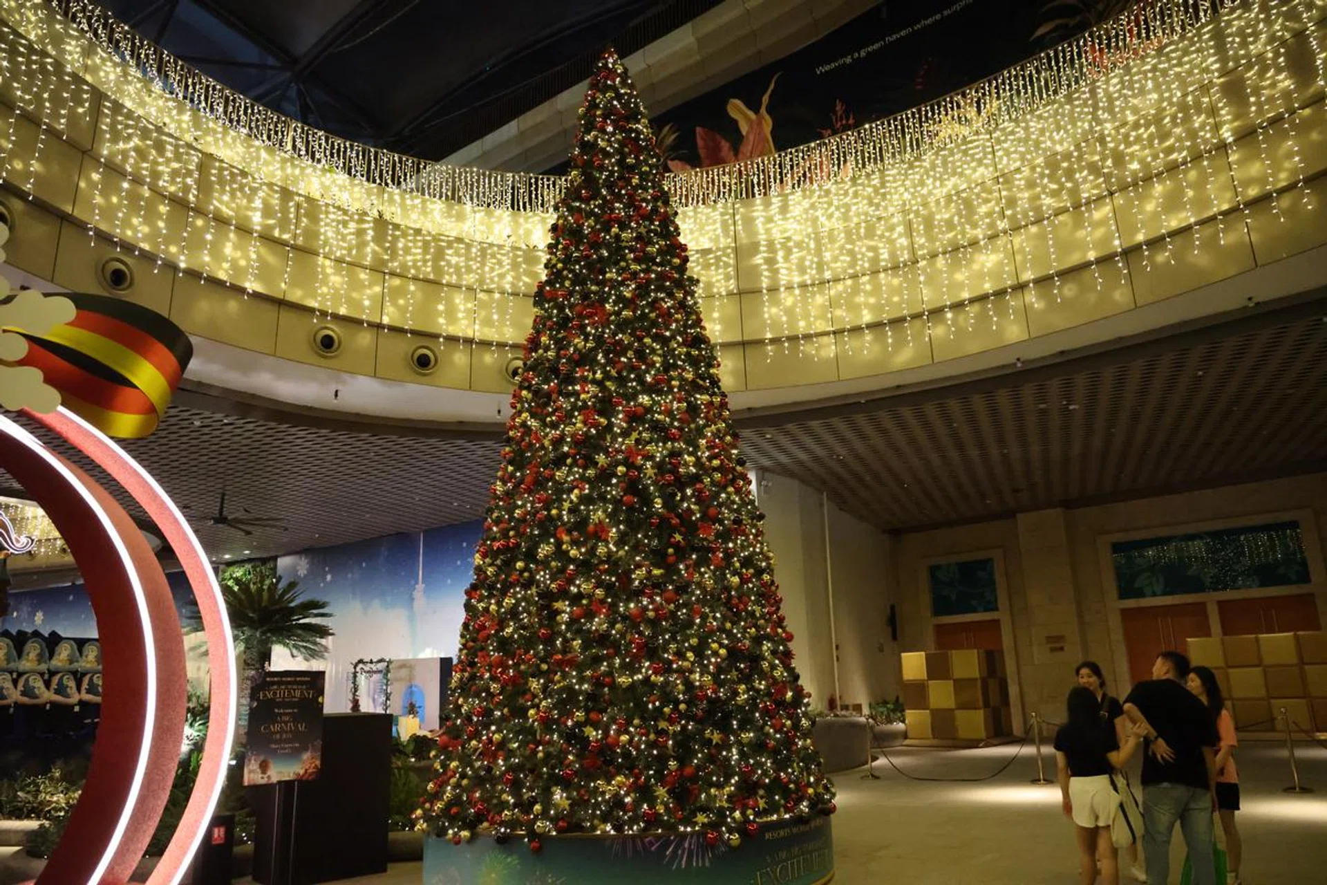If you look closer, the decorations on the Christmas tree have more details than the original. Shooting info: 24mm at f/4, 1/500s, ISO 25600. Photo: HWZ (Click to see image in full resolution)