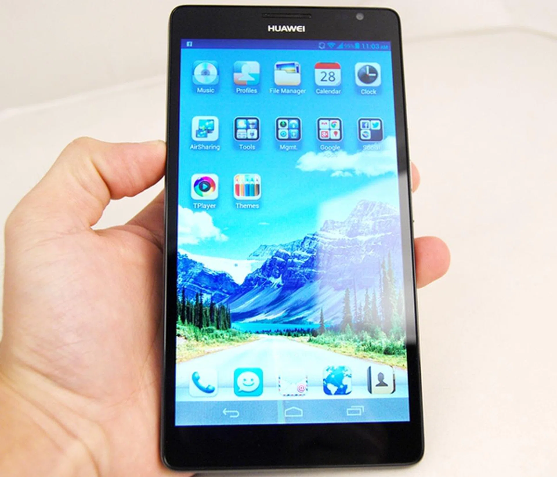 You need two hands to use the Huawei Ascend Mate properly. 