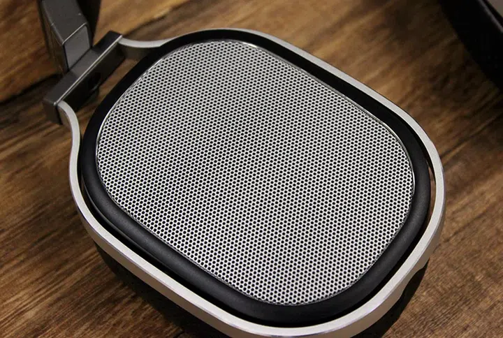 One way of telling the PMx2 and PM-2 apart is the grille on the ear cups. The PMx2's are colored silver.