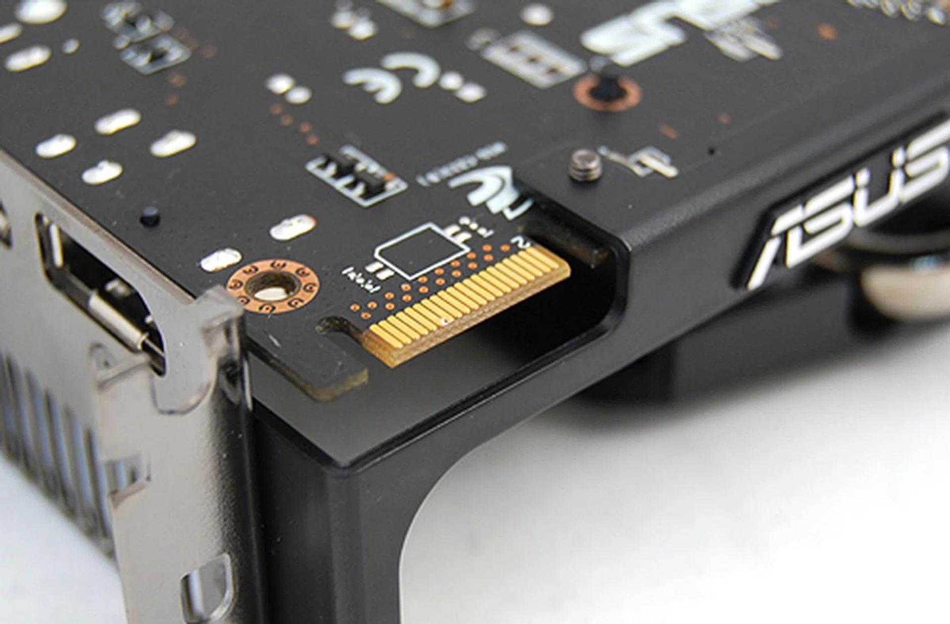 Like the Radeon HD 6870, the ASUS EAH6850 DirectCU also has only a single CrossFireX connector.