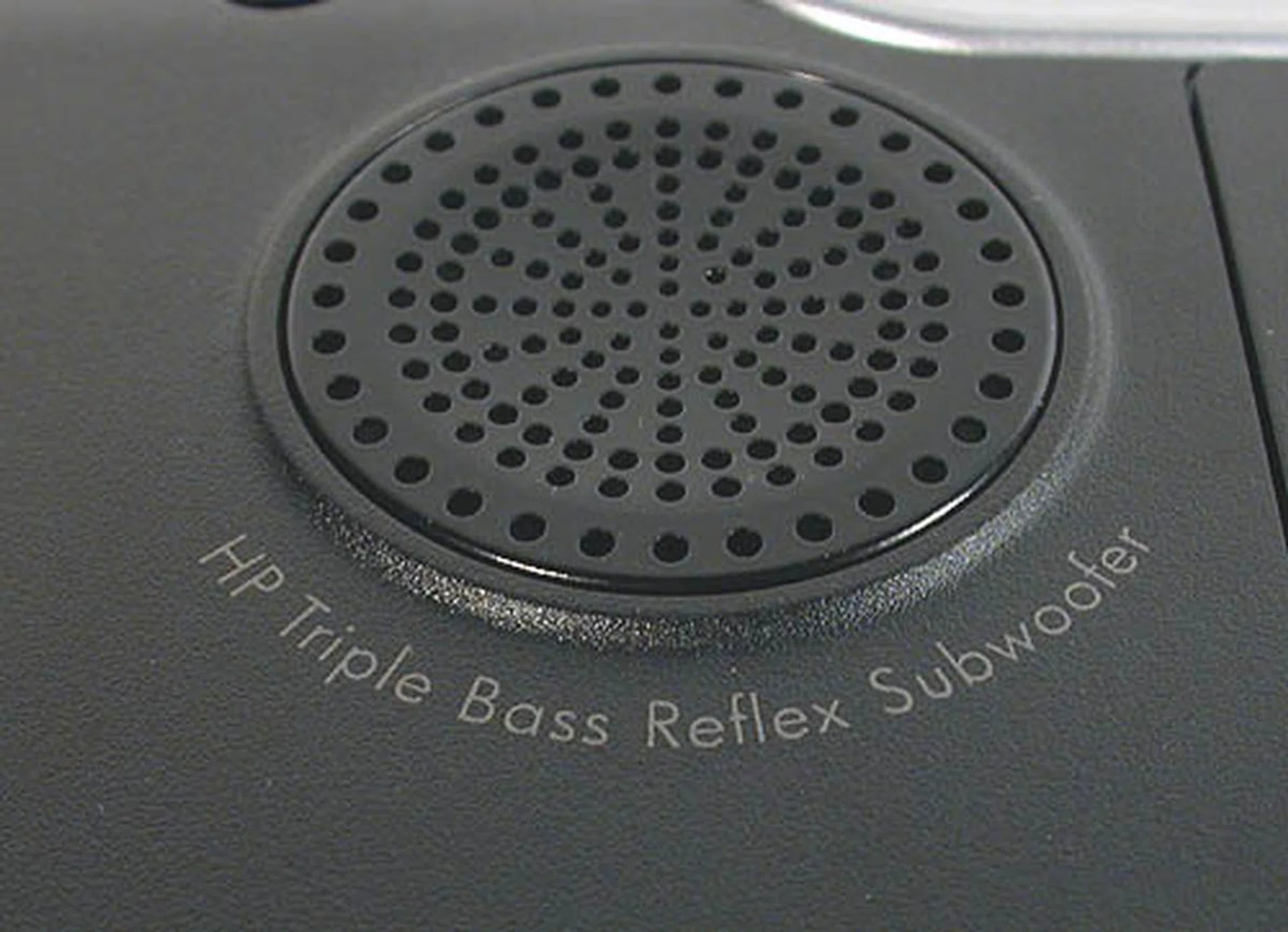 Despite the presence of this subwoofer at the bottom of the notebook from Altec Lansing, we felt that the bass on our unit could have been more tangible. Perhaps our prototype has not been tweaked properly yet but competitors like Toshiba and its Harmon Kardon speakers seems more compelling.