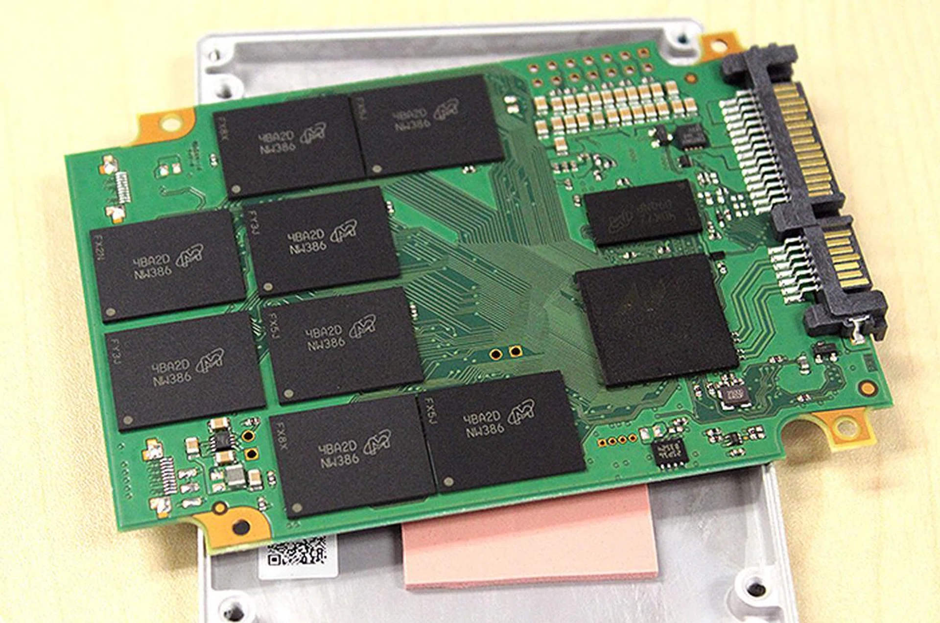 Peeling open the ADATA SP920SS we find the Marvell 88SS9189 controller to the right and eight NAND packages, each sporting 32GB of capacity.