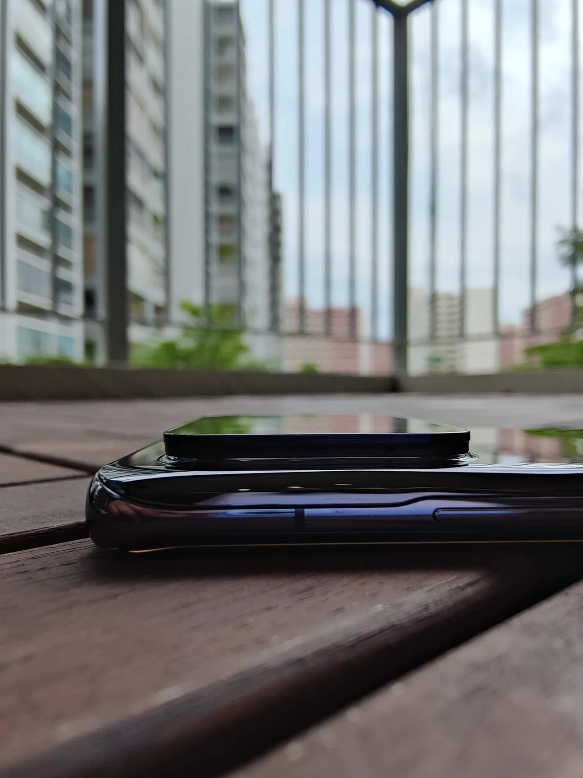 This is not a phone that's 8.4mm thin! Just look at how much more the camera island protrudes.