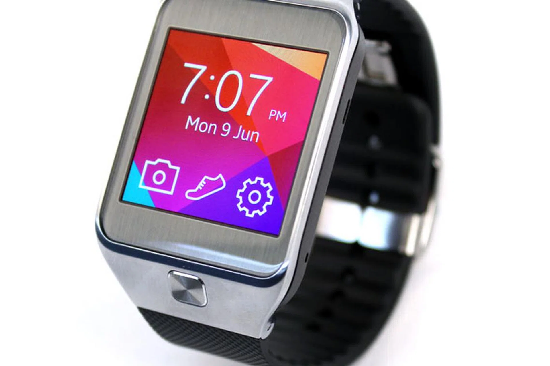 The Gear 2 looks cleaner and more polished, with all the tech fitted into the watch itself.