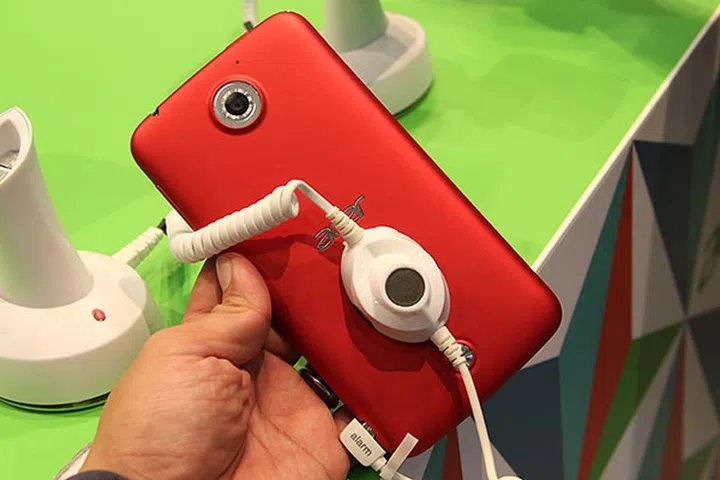 The 13Mp rear camera is capable of 4K video recording too. And doesn't the red version look good?