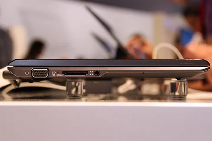 Here's how the Vaio Duo 11 looks like when you close the screen to the keyboard.