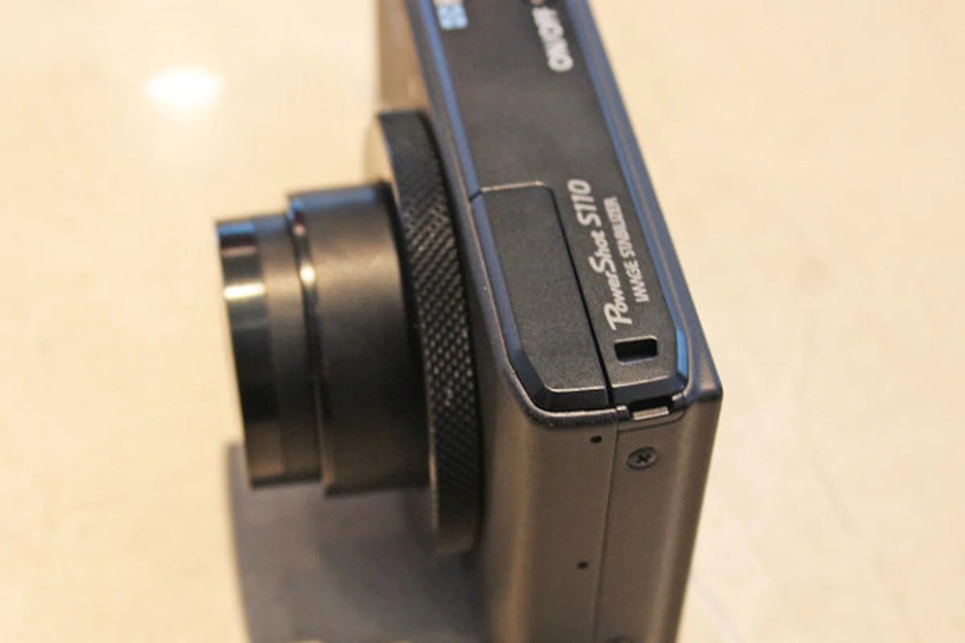 The S110 still retains the control ring (which we like a lot) around its lens.