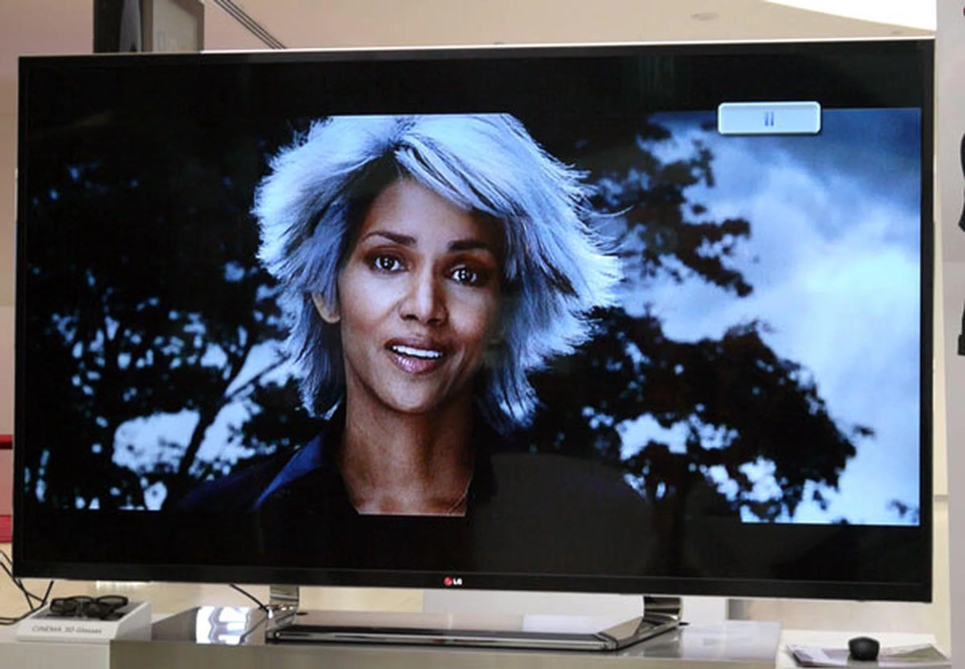 LG did a compelling job with the TV's upscaling prowess. Although compression artifacts and noise levels were visible on closer inspection, its overall standard-definition picture quality was satisfactory based on what we've seen with the X-Men DVD title.
