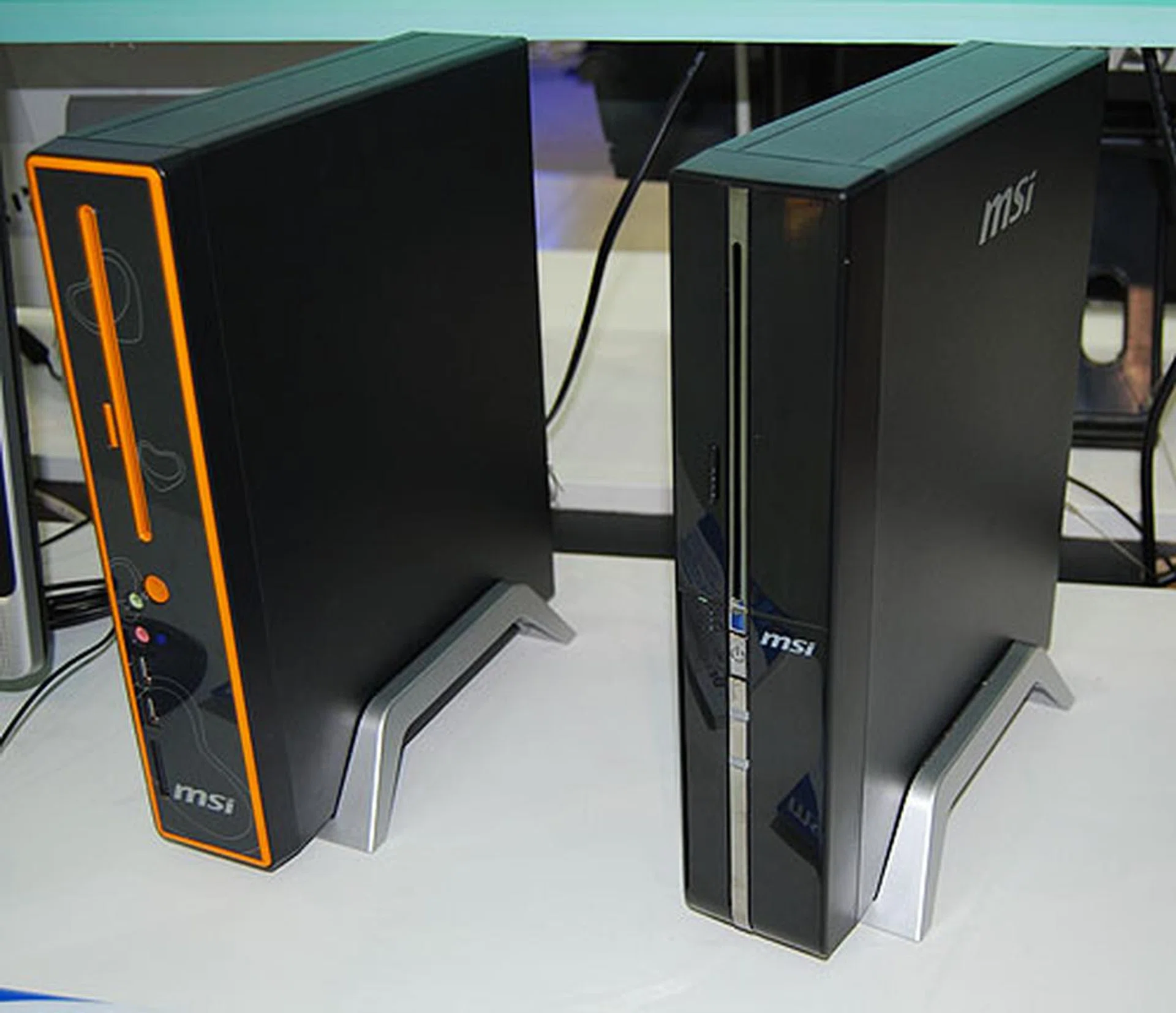 The MSI Wind Nettop BD130-E meanwhile sees a dual-core Intel Atom 330 together with the standard 945GC chipset (meaning GMA 950). With its 2GB of memory and 160GB hard drive, it's not exactly the weakest of machines but it's definitely not going to handle 1080p videos, which does affect its media center, multimedia-centric target audience.