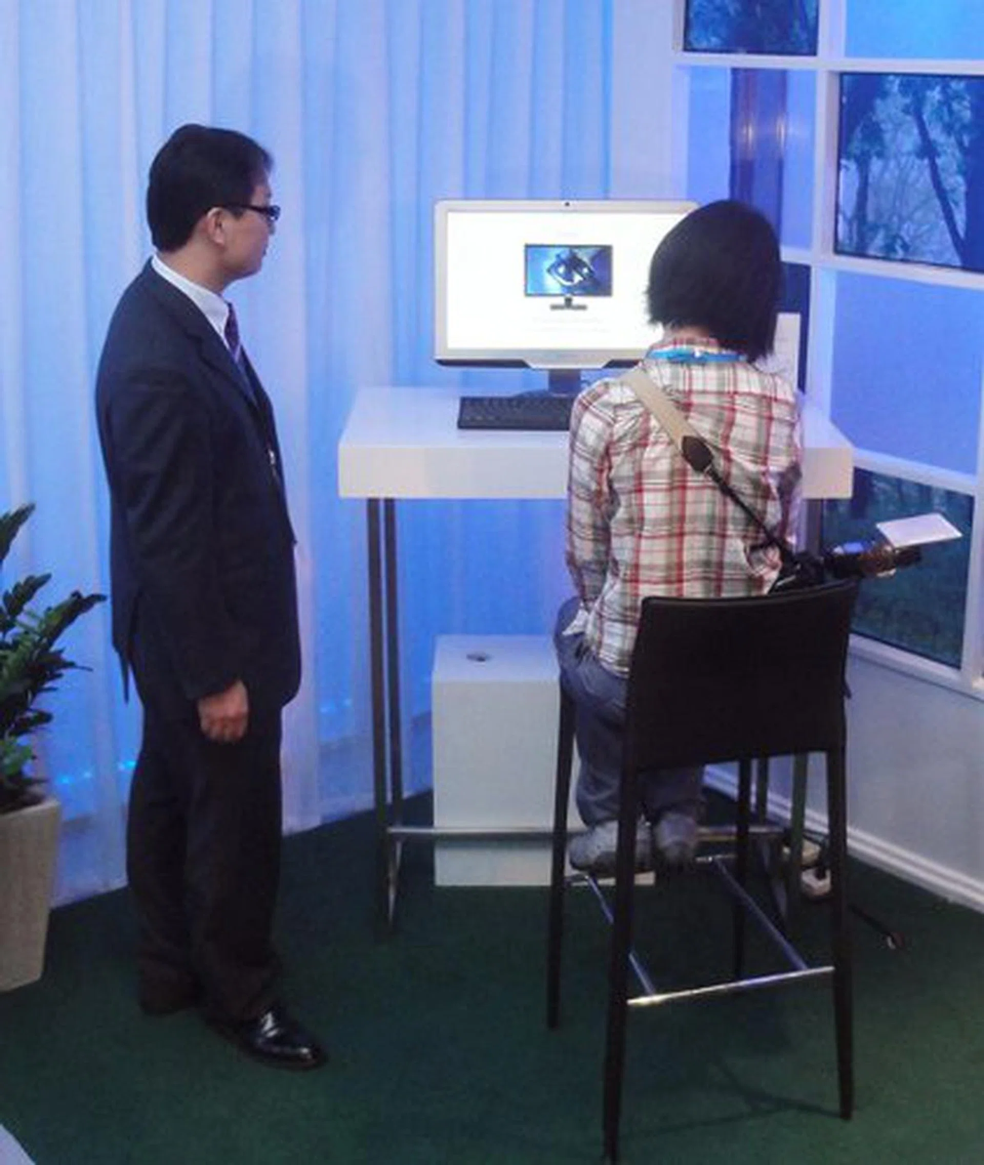 Here, you can see a user with a tilted neck using the monitor. The ErgoSensor will detect this posture and remind the user to correct it.