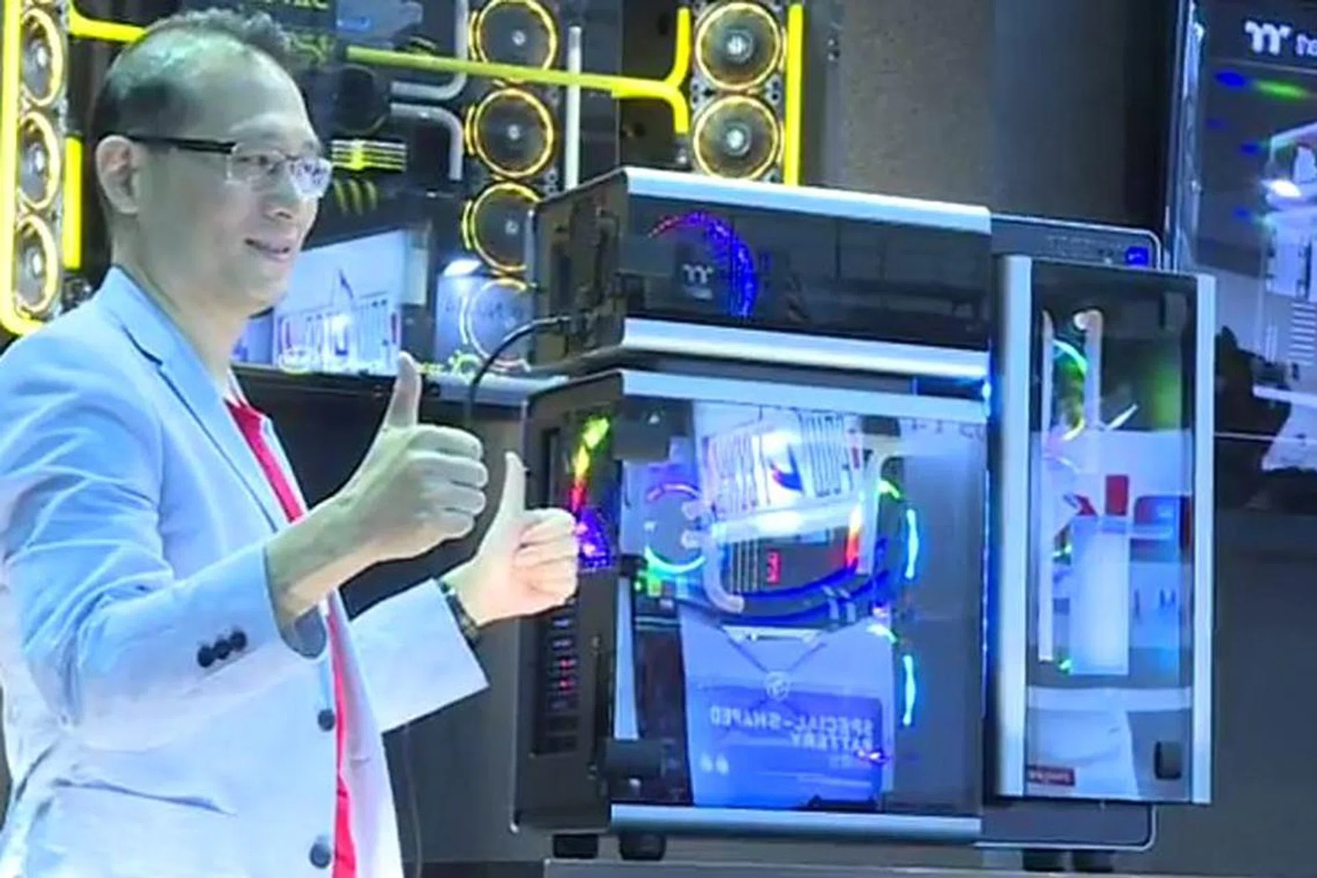 Thermaltake President and CEO, Kenny Lin, unveiled the new Level 20 concept casing at their press conference.