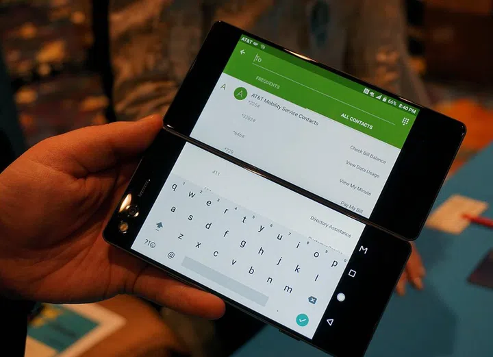 The dual screens come in really handy when apps are able to flow across both screens such as the messaging app here.