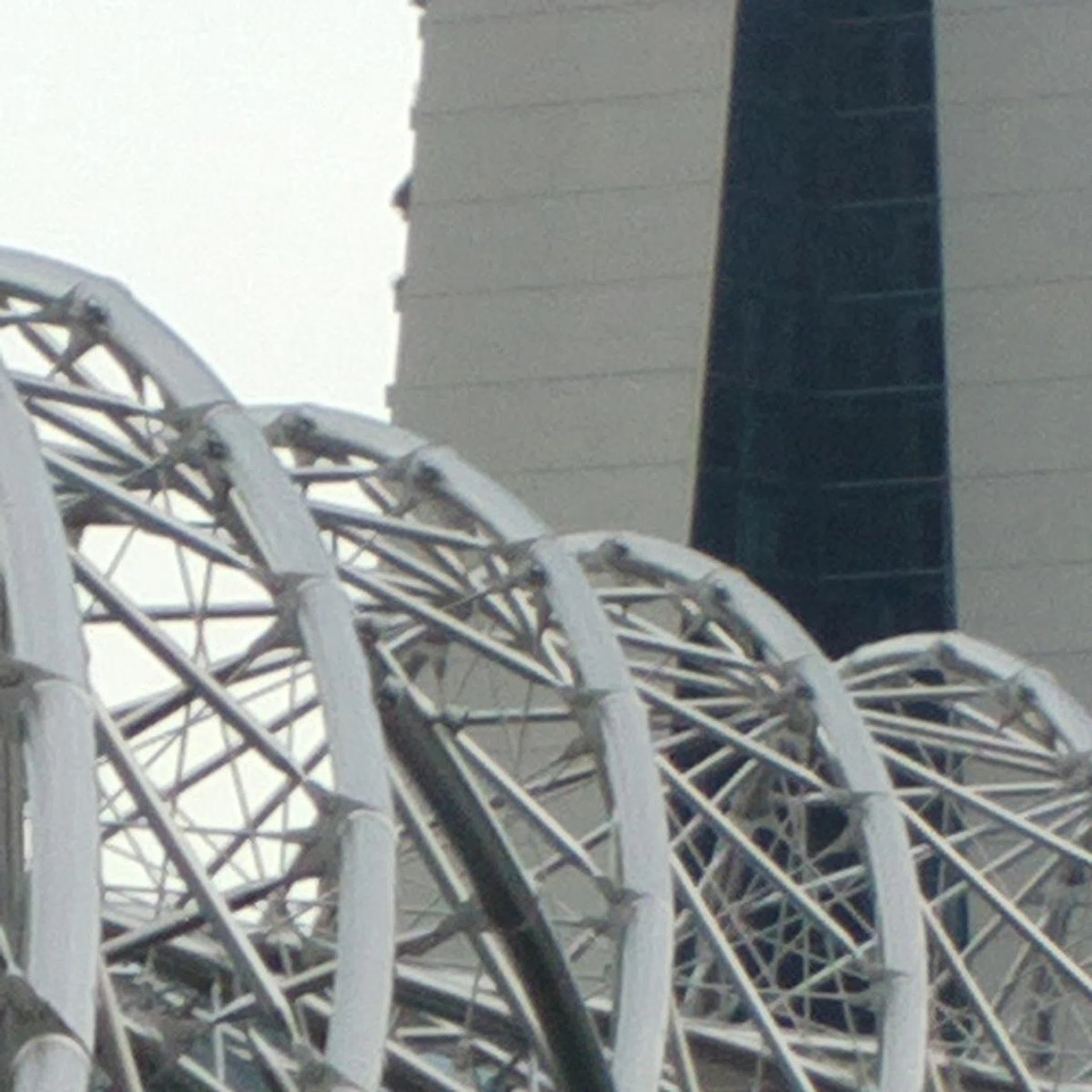 At 100% crop, noise is obvious even in daylight, and the 808 PureView seems unable to capture a lot of details.