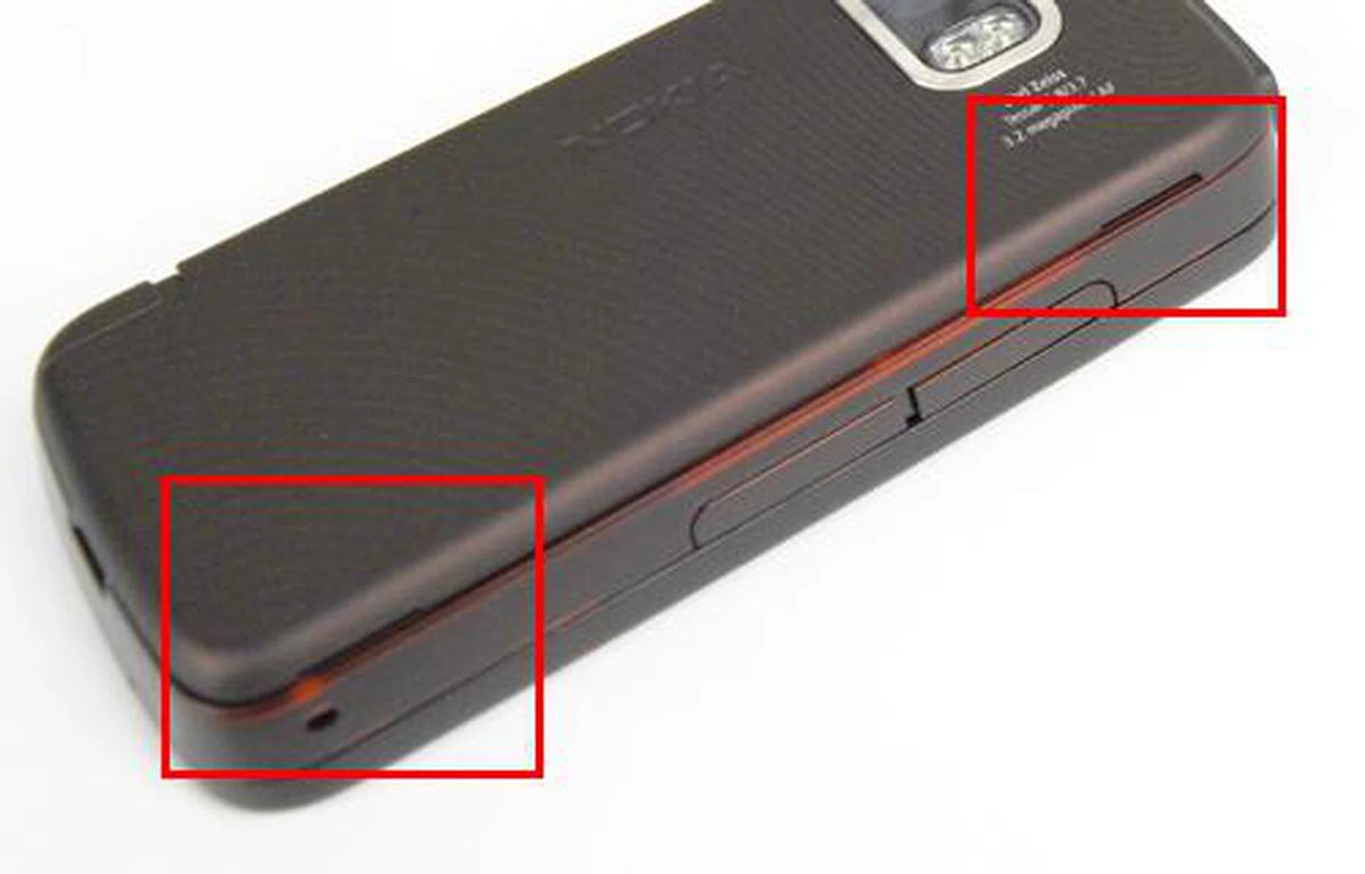 The stereo speakers (highlighted in red) are well hidden and did present some decent audio delivery. Nonetheless, we preferred to stick to the 3.5mm audio jack.