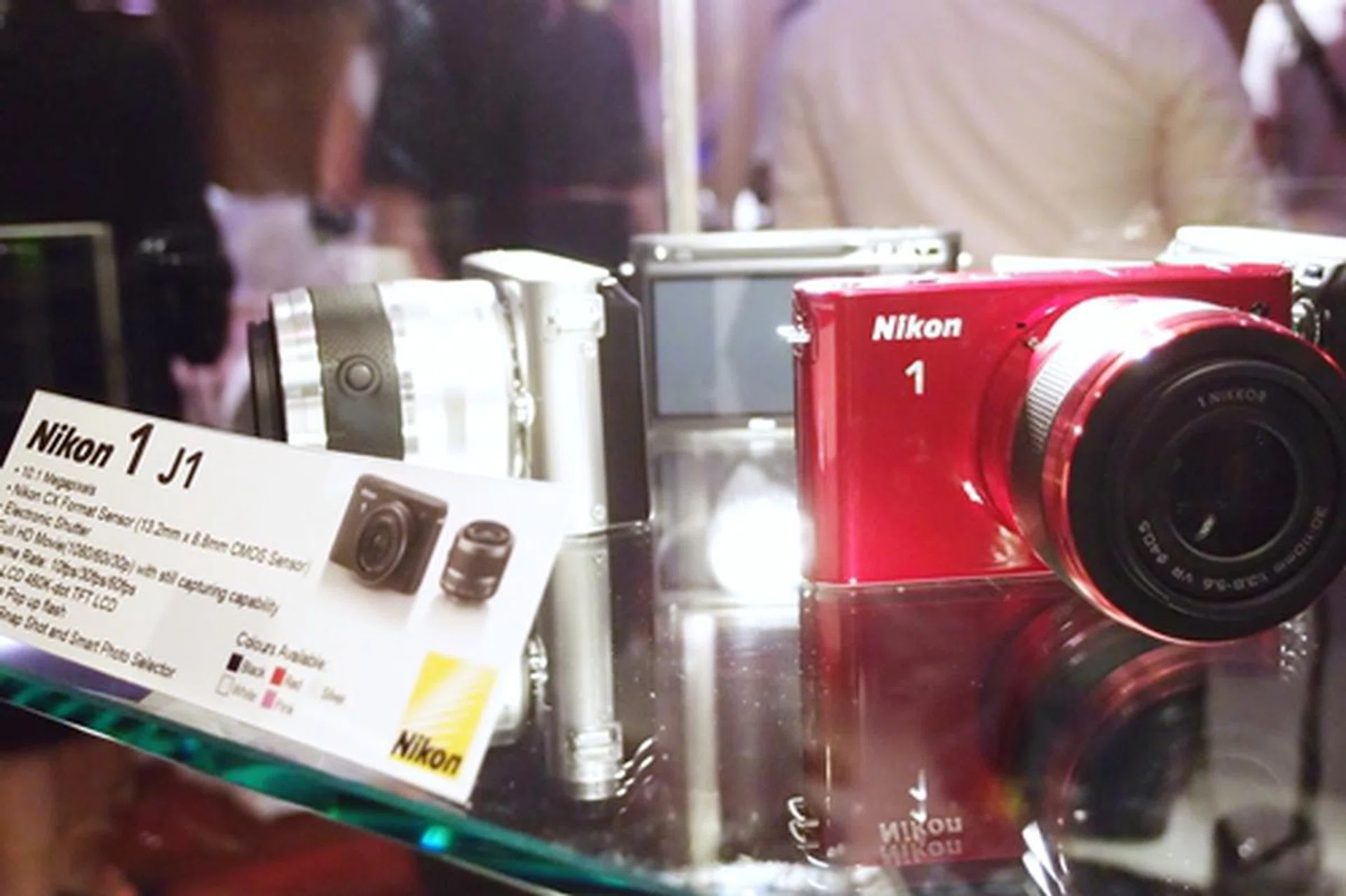 The Nikon 1 J1 comes with a smaller and more compact body at 106 x 61 x 29.8mm. It is also lighter at 234g (camera body only).