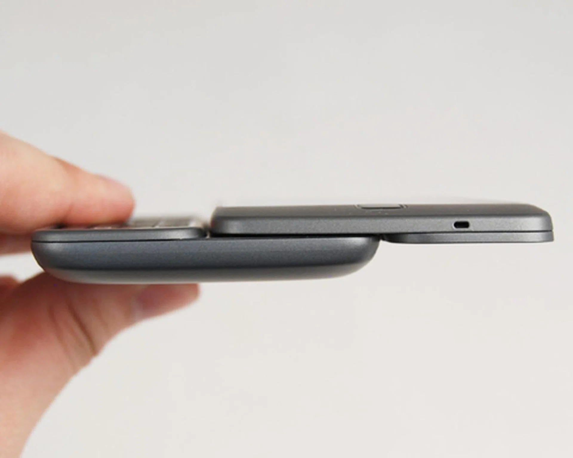 With the display locked in position, you can see how slim the Desire Z is, even with the QWERTY keyboard.