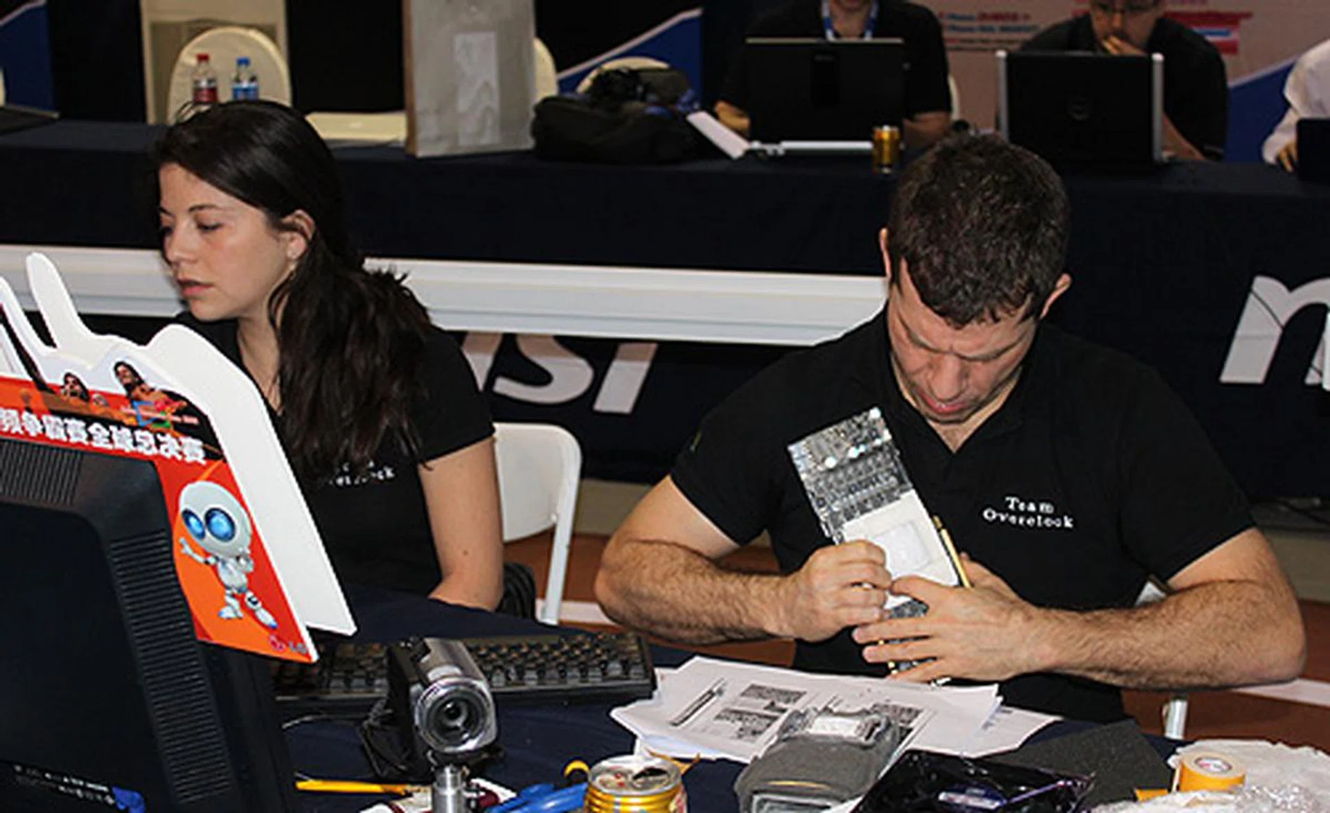 Others got into modding other components. Here, Team Brazil, consisting of the husband and wife duo of Ronaldo and Fabiola, has ripped out the MSI N275 GTX Lightning's fancy cooler for their own custom cooling solution.