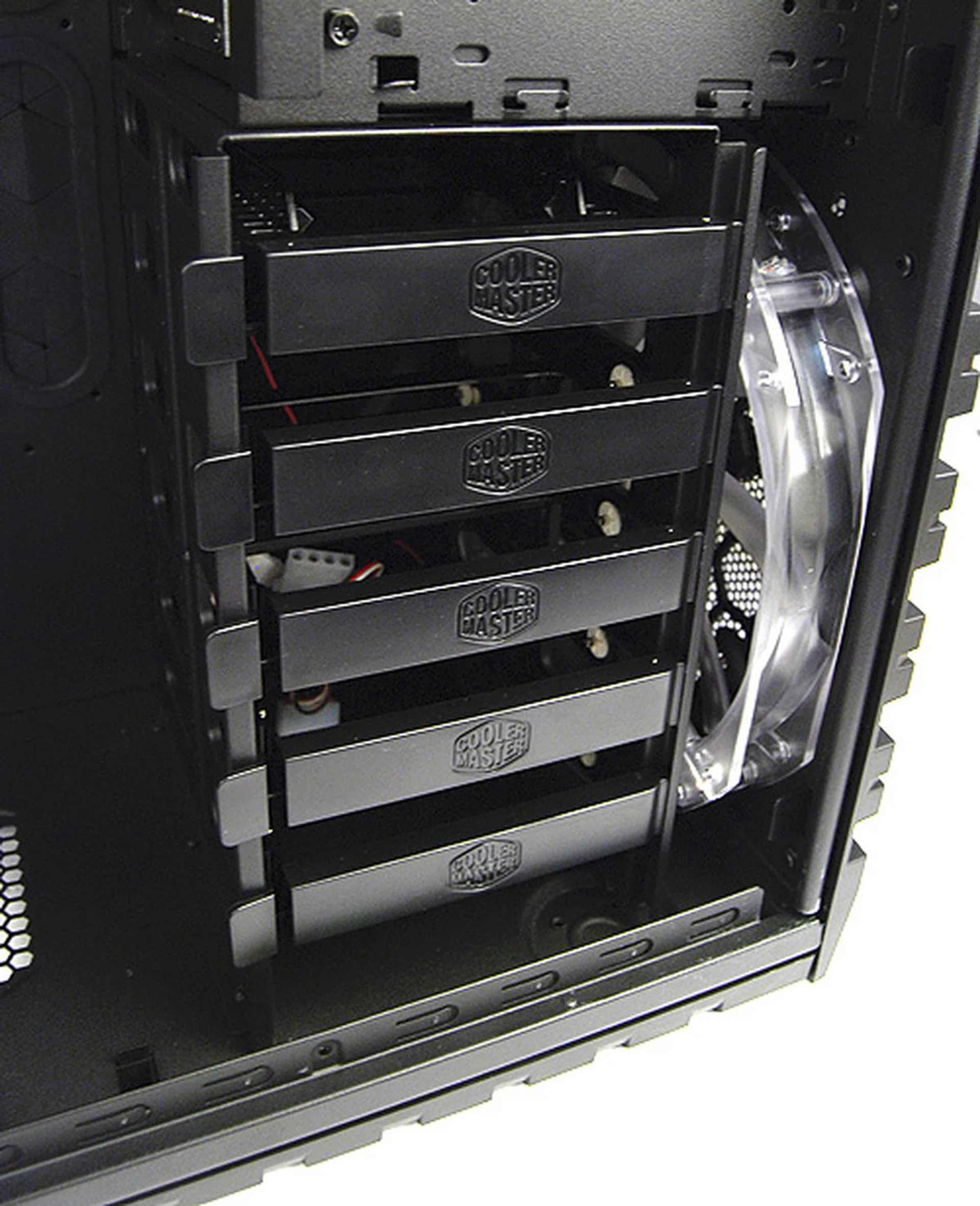 Further down, we find the the hard disk bays. There's five in total, of which one can be used to install smaller 2.5-inch SSDs.