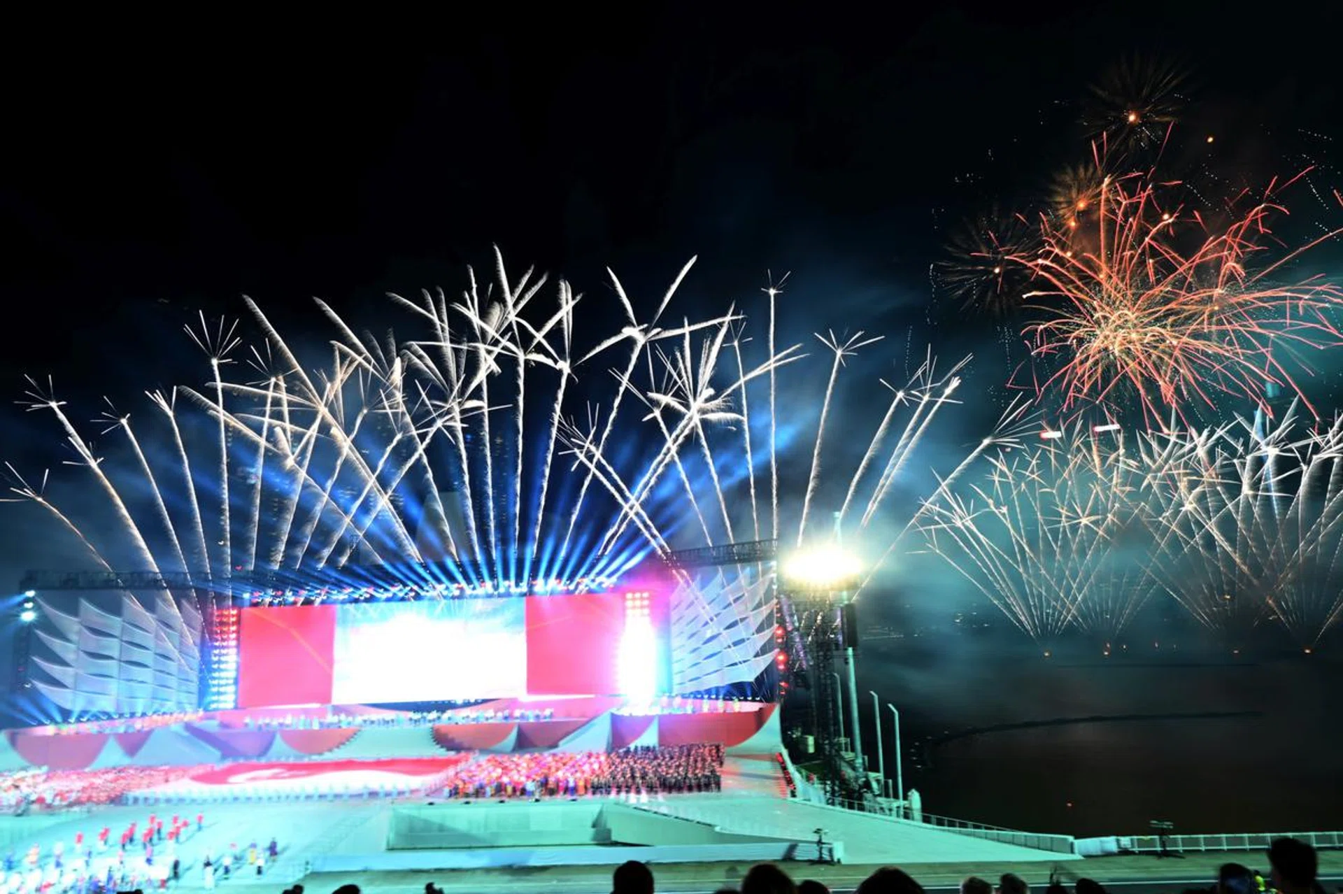 16mm at f/14, 3s (handheld), ISO 100