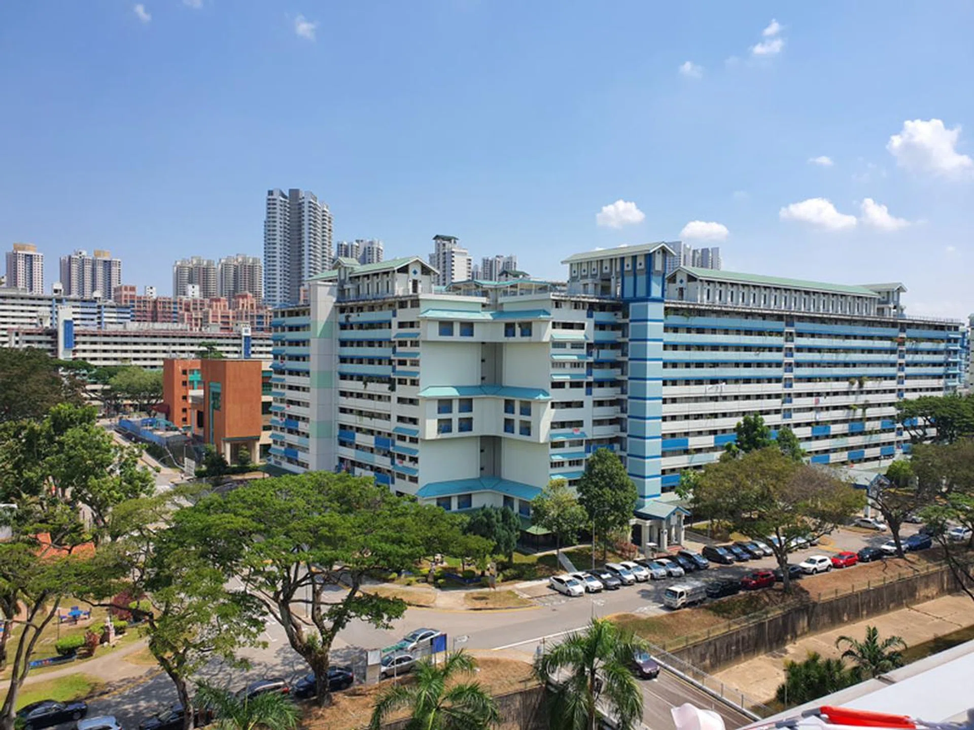 Galaxy Note10 Daylight wide-angle capture. (Click for full resolution image)