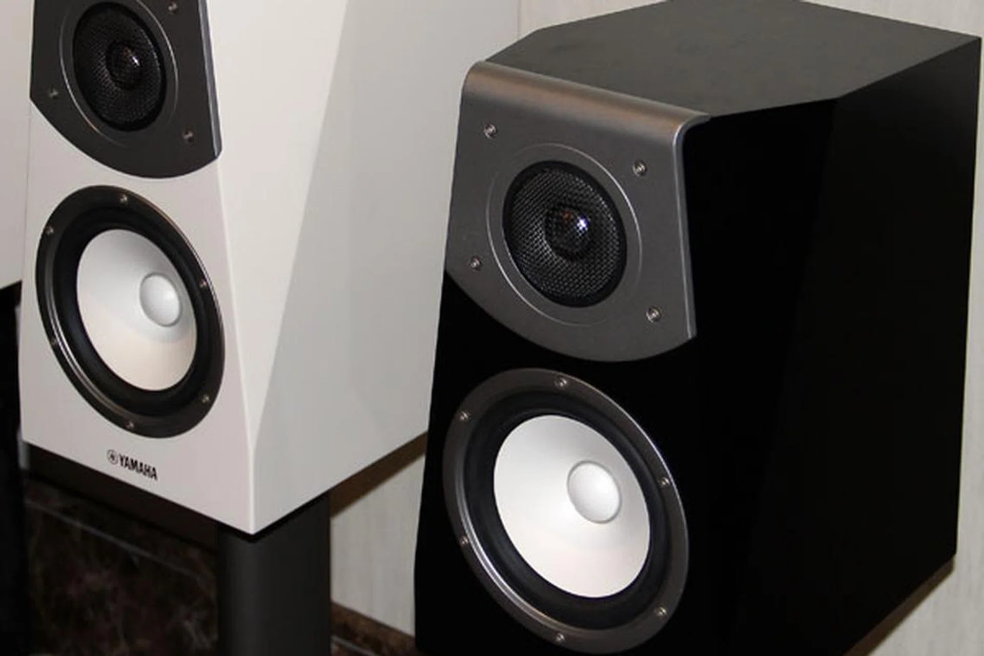 The Soavo NS-B591 bookshelf speakers can be mounted on stands for easy placement around your listening space.