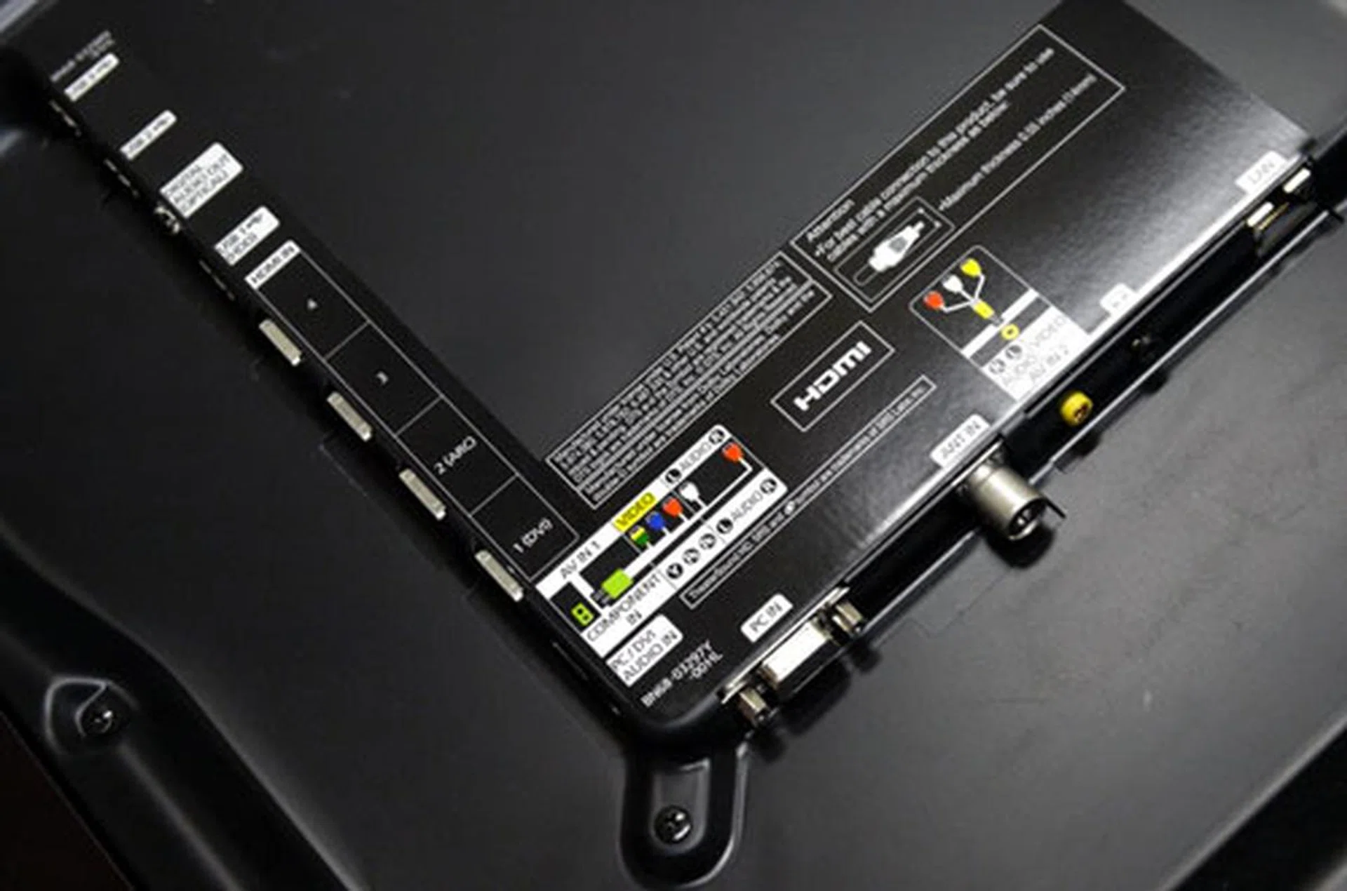 Samsung is still relying on breakout cables to retain their display's slim profile, mainly for the composite and component ports. Apart from three USB ports, the D7000 also carries four HDMI  inlets with ARC incorporated on the second HDMI input. This model features both analog and DTV tuners.  
