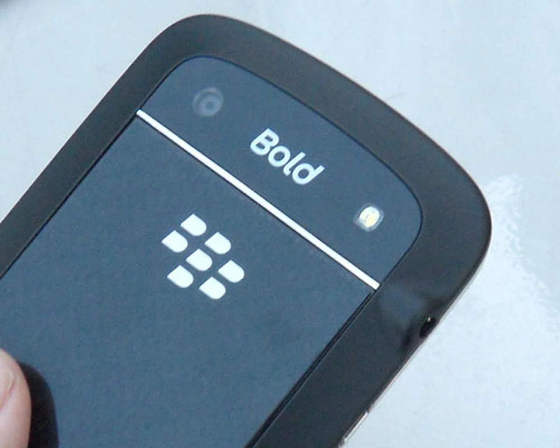 Bid farewell to the leather backing, as we welcome a glass-weave backplate on the Bold 9900.