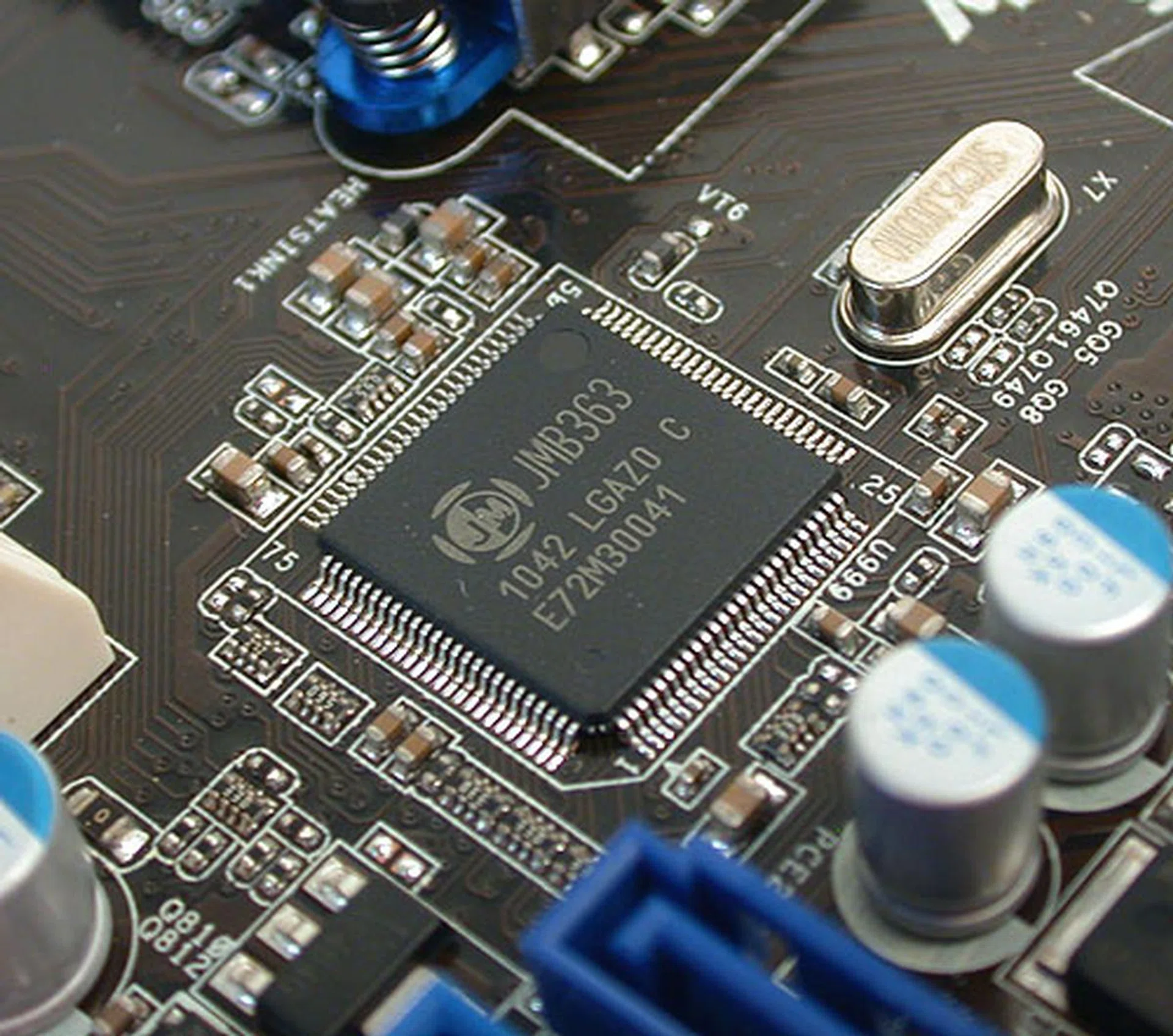 This Jmicron JMB363 controller is responsible for the extra SATA and PATA options.
