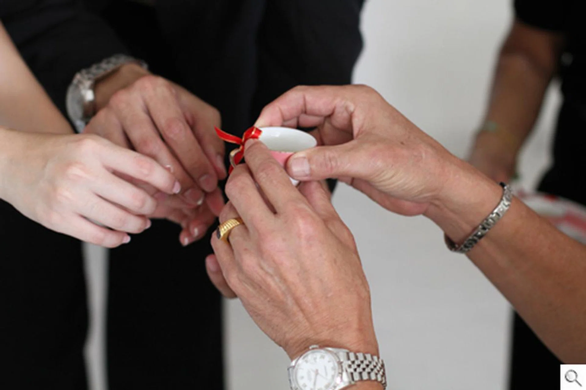 At the similar ISO1600 range, you can see how the EOS 7D manages to keep noise at the bare minimum. Click on the image for the full resolution.