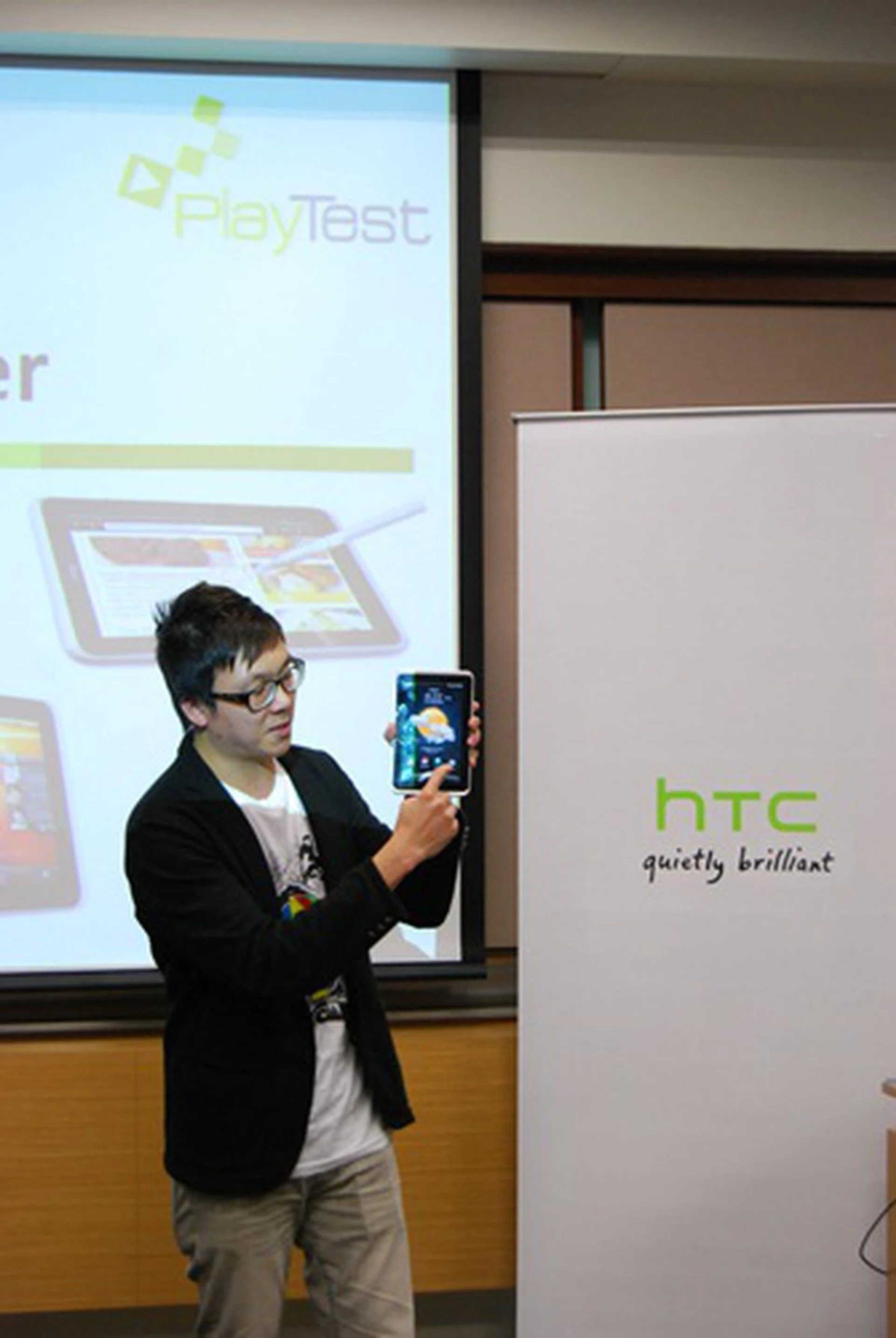 Last but not least, Mr. Wayne Tang, Product Marketing Manager of HTC Singapore, was up on stage introducing HTC's latest tablet, the HTC Flyer. The tablet comes with the latest HTC Sense UI 3.0 as well as new HTC Scribe technology.