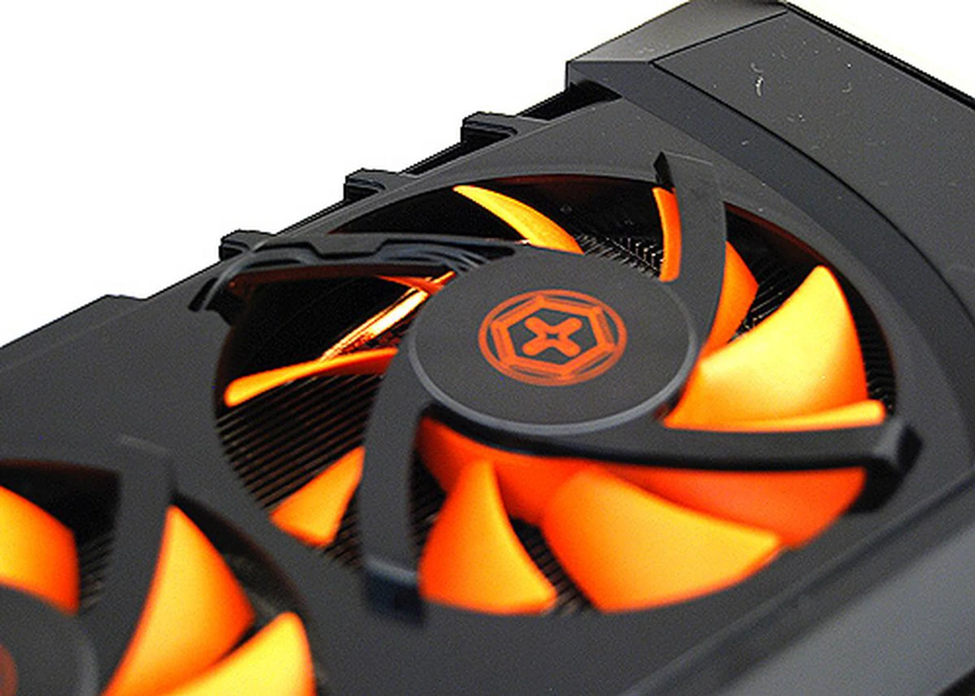 Taking a closer look at the cooler, we can see copper heat pipes peeking out from beneath the cooler cover.