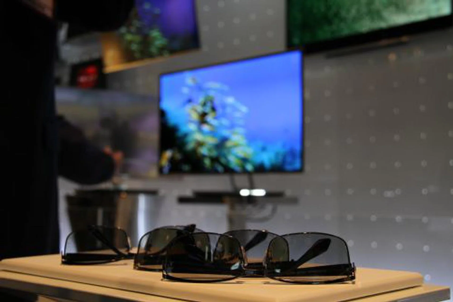 While the 3D tech used on the LG 3D OLED TVs is passive (not active), we particularly liked the cool-looking 3D glasses that were stylish and light.