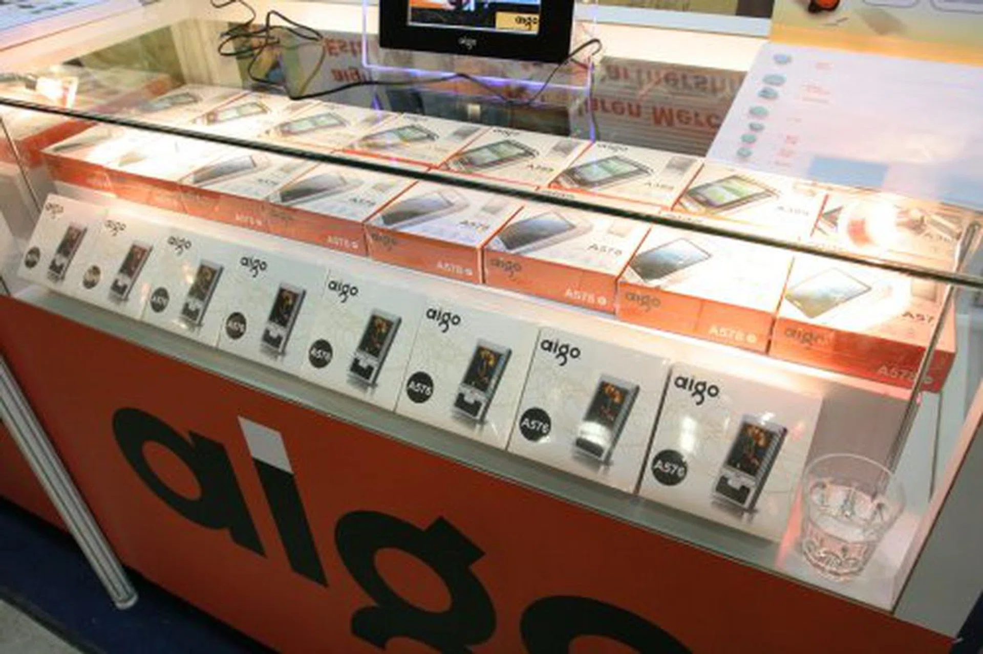  Big ticket items this Comex for aigo is their trio of pocket Video Players. The A576 is the latest addition to the series that comes with line-in recording functionality and digital voice recording. Buyers of the A576 can top up another S$10 to get a set of E023 travel speakers worth S$49. Another player on offer is the A578 multi functional player that has a large 2.4-inch TFT LCD, built-in camera, FM tuner, voice recording, photo slide-show and game functionality. Lastly, there is the petite A389 that supports video, audio, FM radio, photo browsing and an e-book reader.  