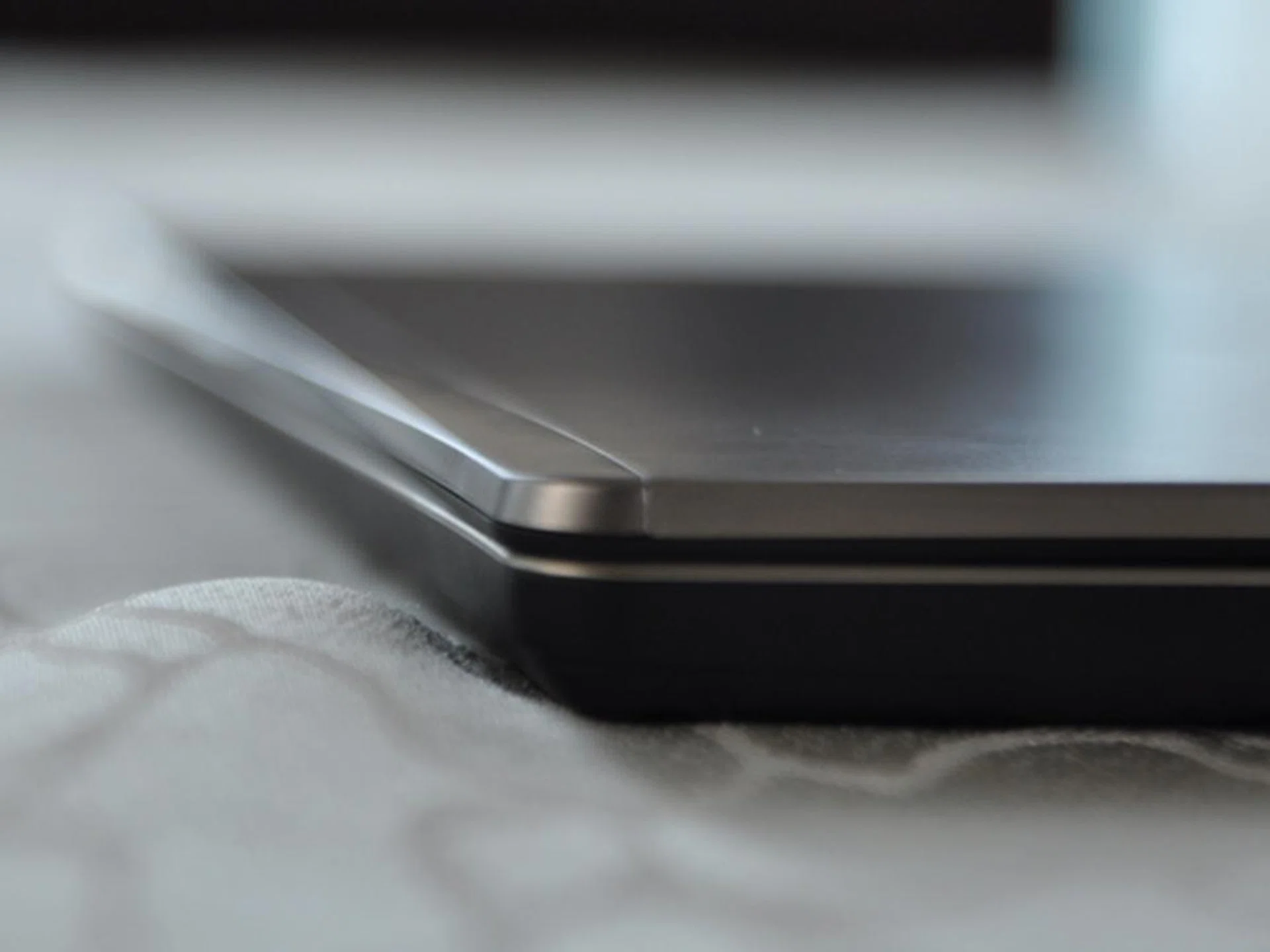 If you put the HP Folio alongside other Utlrabooks, it won't be the lightest or the thinnest for sure, but instead you'd get one of the most robust machine among them.