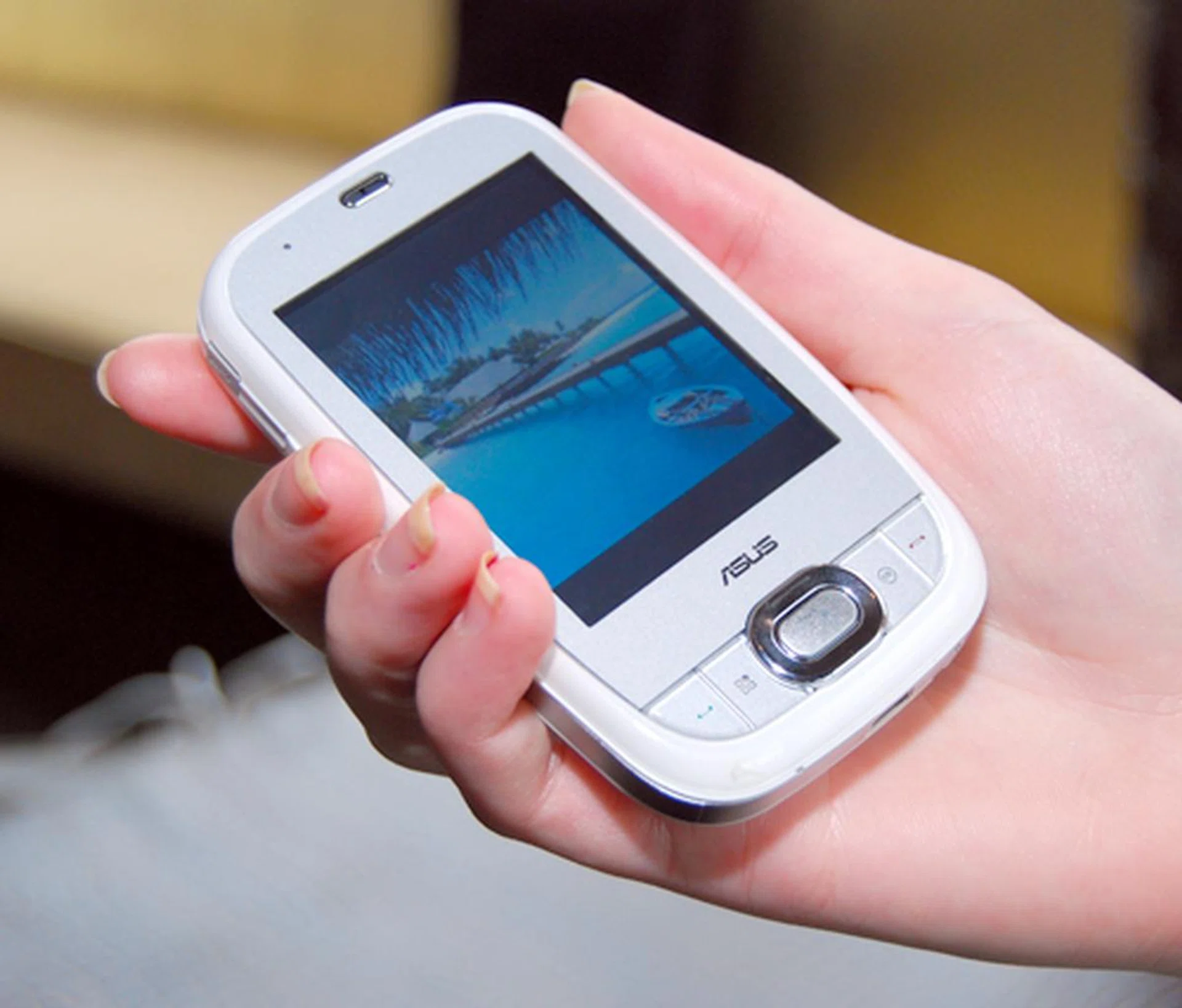  Though small in the hands, the ASUS P552w does pack quite a punch in the specification section, as seen below.  