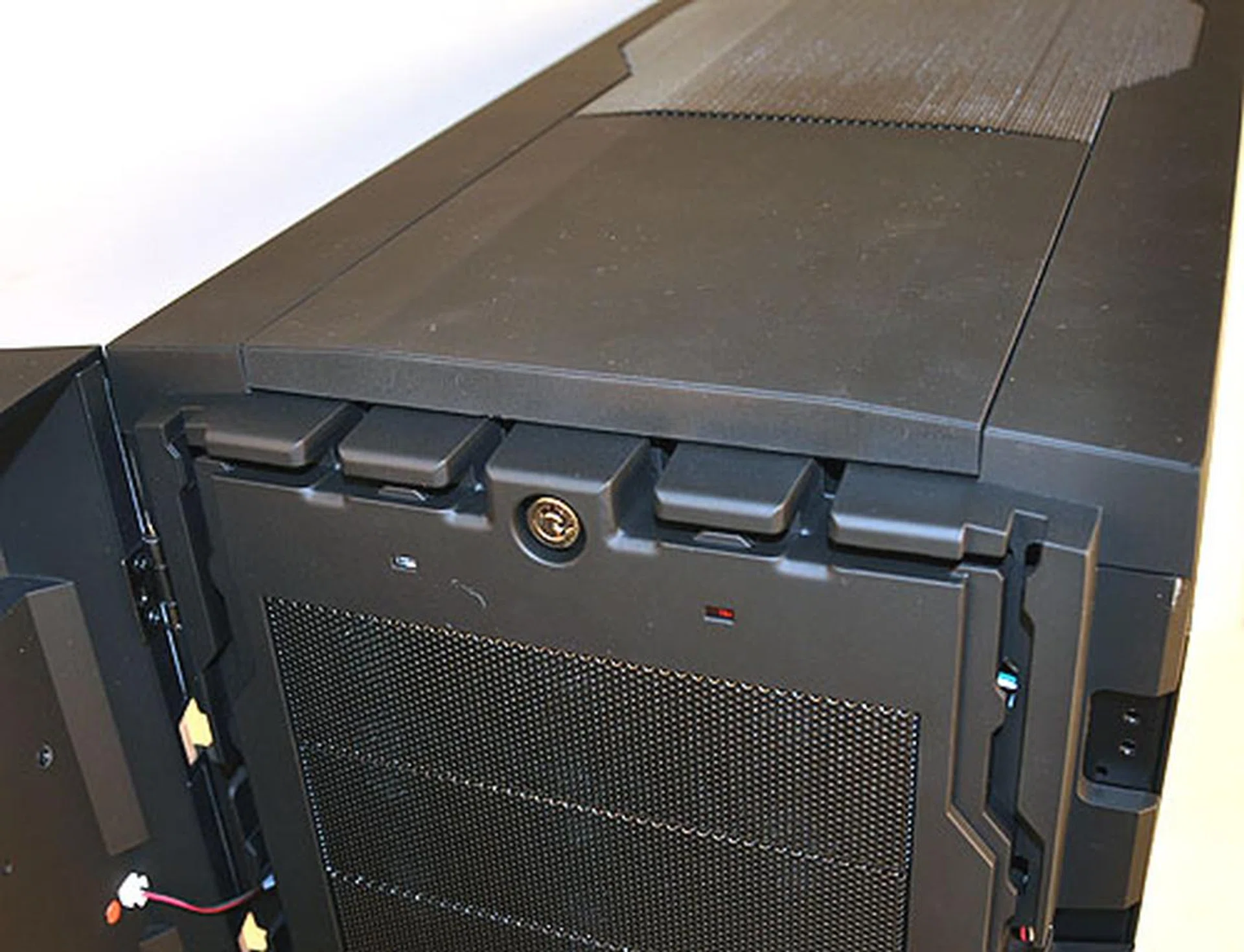 This compartment at the top of the Colossus is dubbed by BitFenix as S3. It's supposed to serve as a secure repository for users to stow their gear, like gaming mice or external storage drives. As you can see, this compartment can be locked.