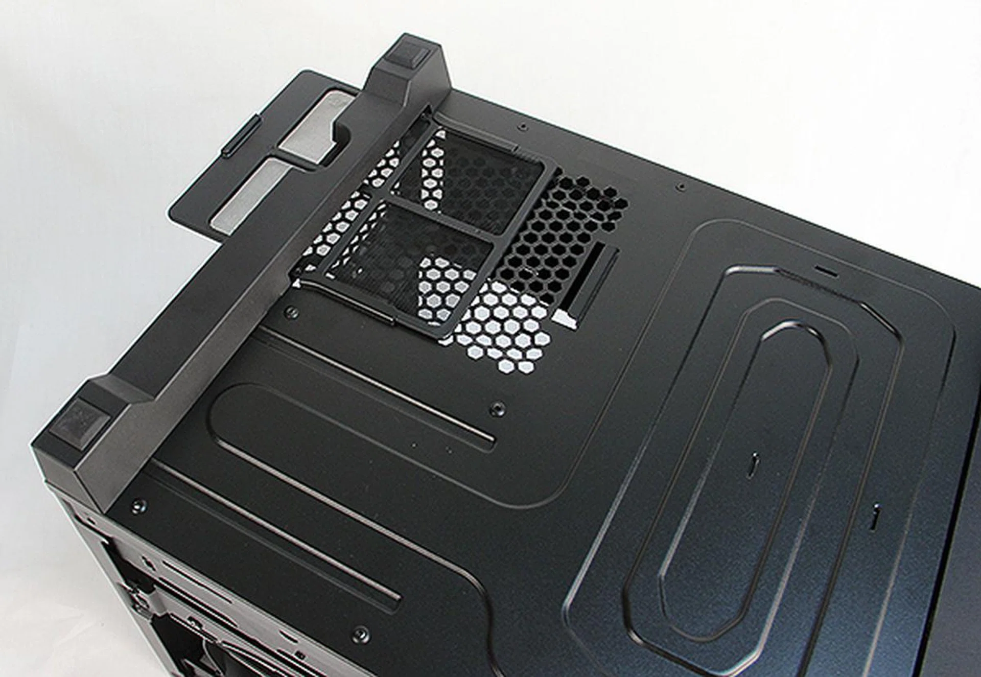 The casing has rubber feet at each corner and a dust filter located at the bottom for the PSU's fresh air intake.