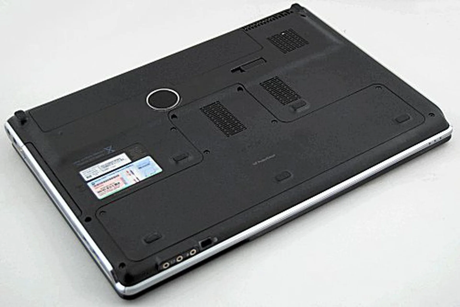 The underbelly of the dv7 is kept simple and clean, with only one large panel to remove.
