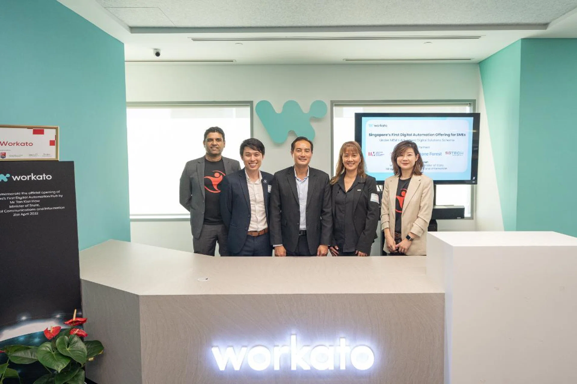 Rajesh Nair, Chief Executive Officer, HReasily;  Allan Teng, Founder and Senior Advisor of Workato APJ; Senior Minister of State, Ministry of Communications and Information, Mr Tan Kiat How; Yean Cheong, Executive Director, SGTech; and Sharon Lee, Co-Founder and Chief Operating Officer of HReasily launch partnership of Workato’s digital automation offering under IMDA’s Advanced Digital Solutions scheme. 