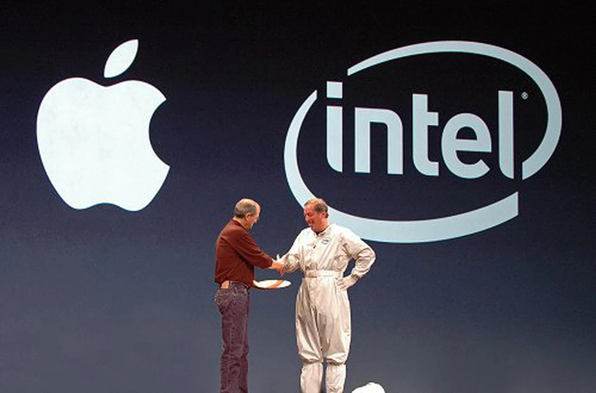Both shake hands to commemorate a successful partnership and a new era of computing power for the Mac community.