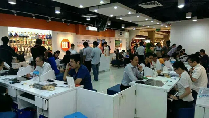 The M1 Roadshow at Wisma Atria was also filled with customers getting the Samsung Galaxy S5.