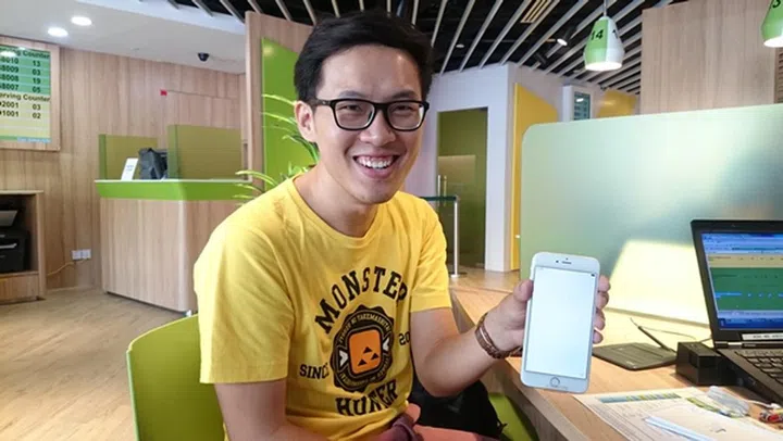 Mr. Foo Chuan Wei is the first customer in line at the StarHub outlet in Plaza Singapura. He got for himself an iPhone 6 Plus 64GB (silver).