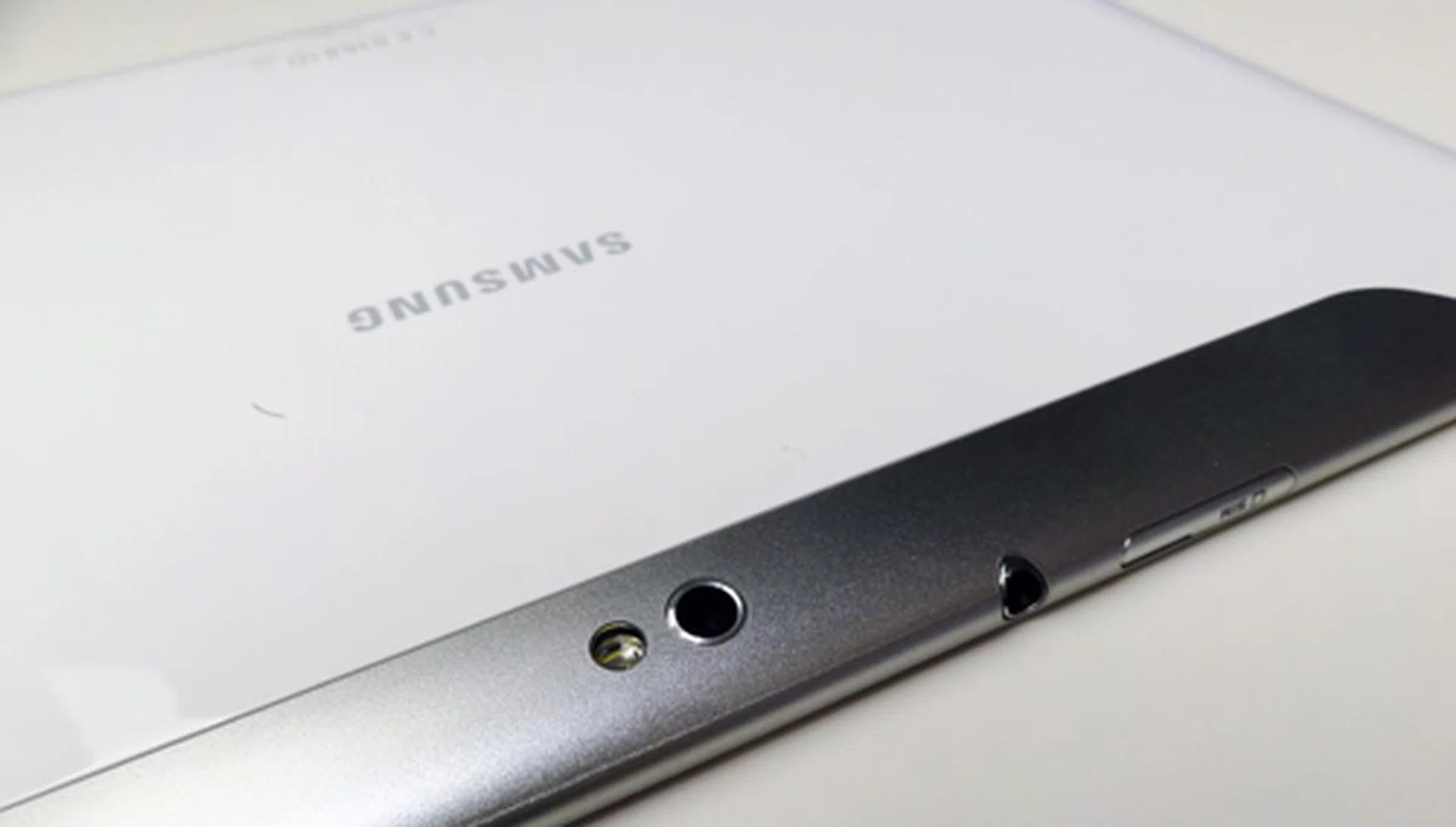 The tablet takes a radical departure from its previously hardy and resilient exterior, showcasing a smooth and minimalistic rear quite like its, ahem, close competitor.