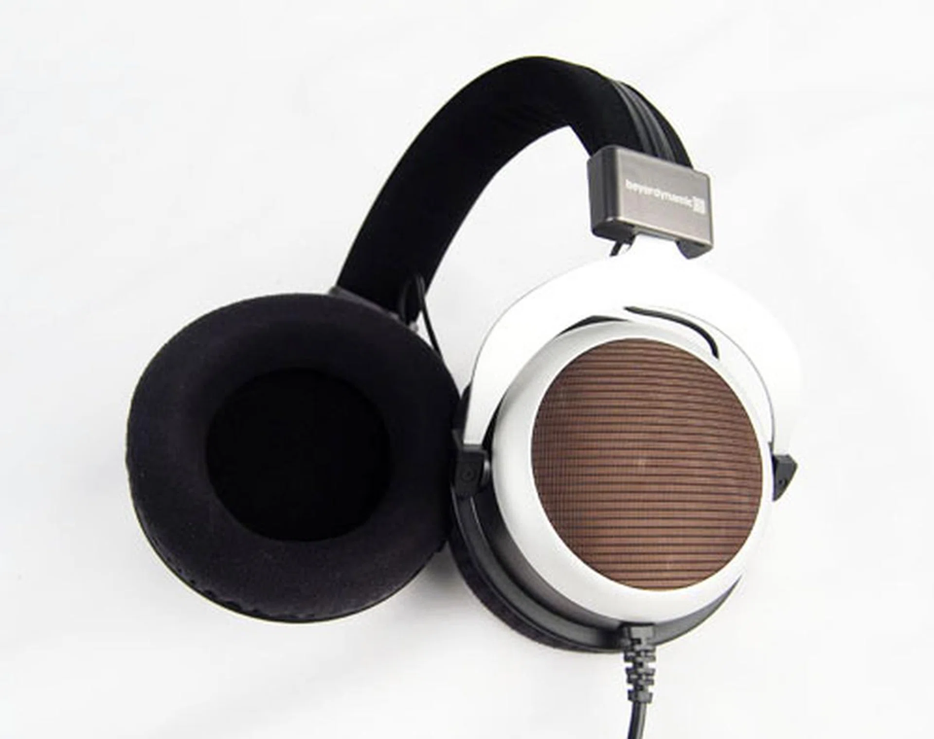 Thick velvet cushioning ensures an extremely comfortable fit for the duration of use.