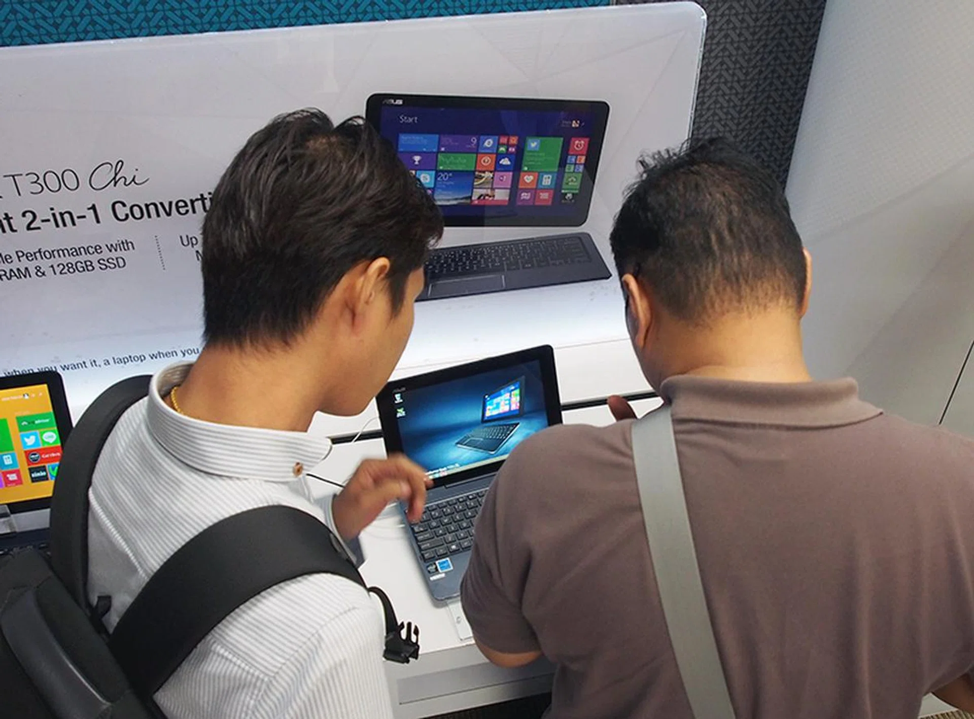 Participants checking out the new Transformer Book T100 Chi, the little brother of the Transformer Book T300 Chi.