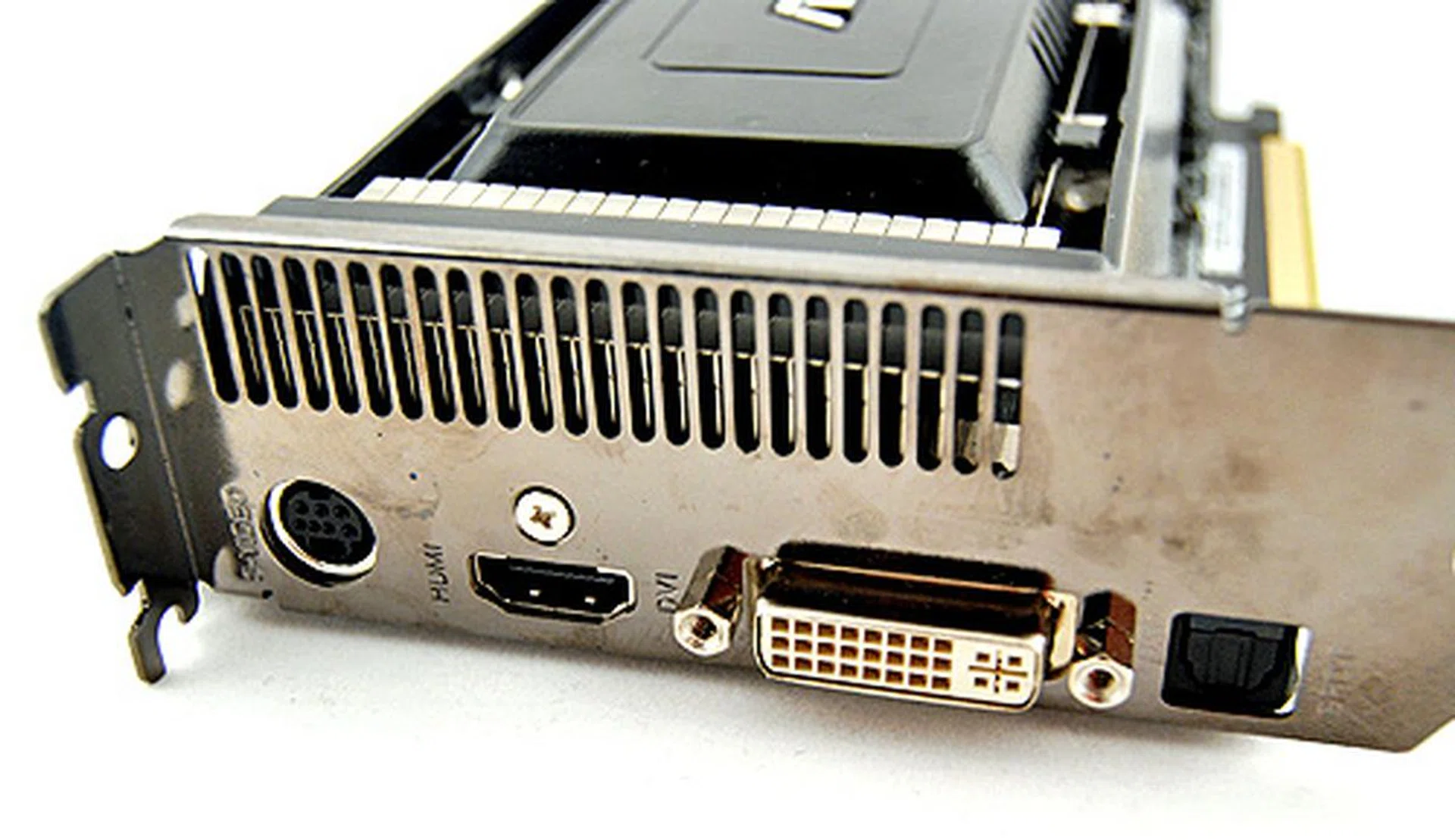 Unlike most other cards in this segment, ASUS has opted to have one DVI output instead. This will undoubtedly inconvenient dual monitor users with monitors that don't support HDMI.